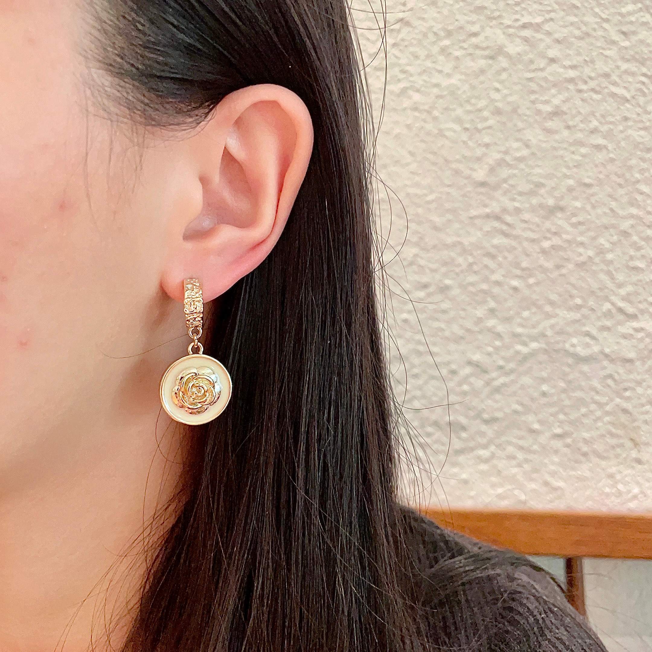  Chanel香奈儿 中古 字母 耳钉👀小香家的款式真心无需多介绍😘🎶每一款都超好看，精致大方，非常显气