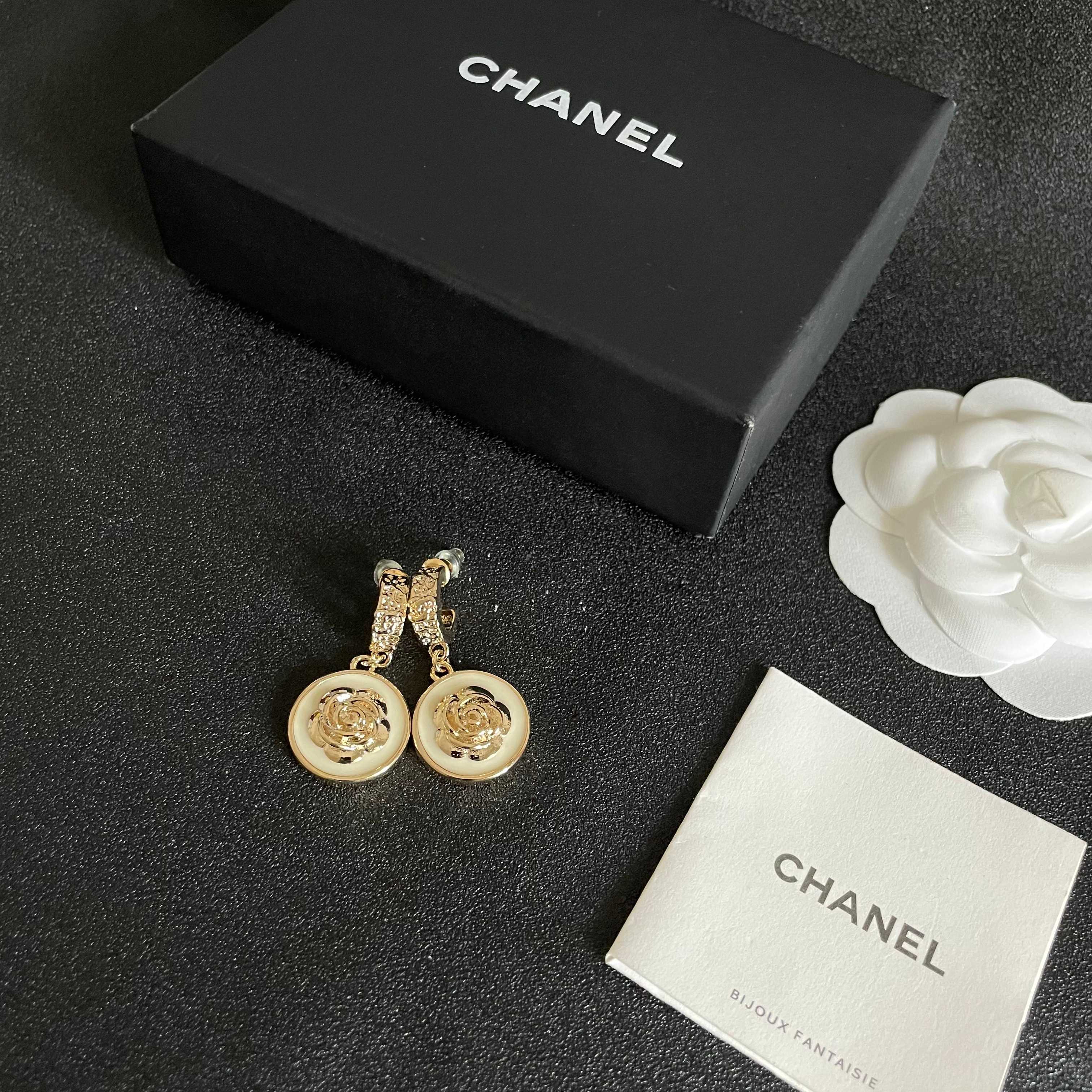  Chanel香奈儿 中古 字母 耳钉👀小香家的款式真心无需多介绍😘🎶每一款都超好看，精致大方，非常显气