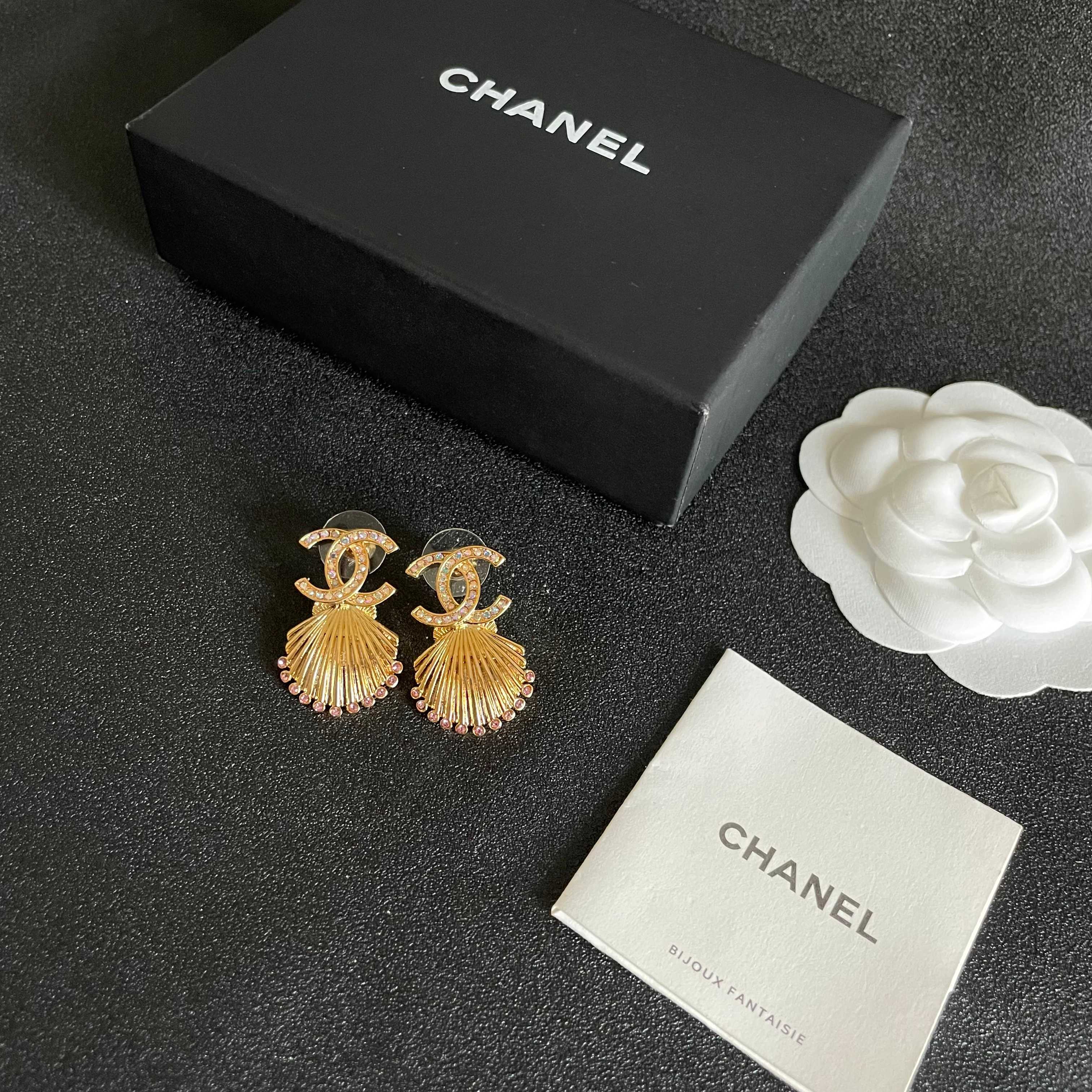  Chanel香奈儿 中古 字母 耳钉👀小香家的款式真心无需多介绍😘🎶每一款都超好看，精致大方，非常显气