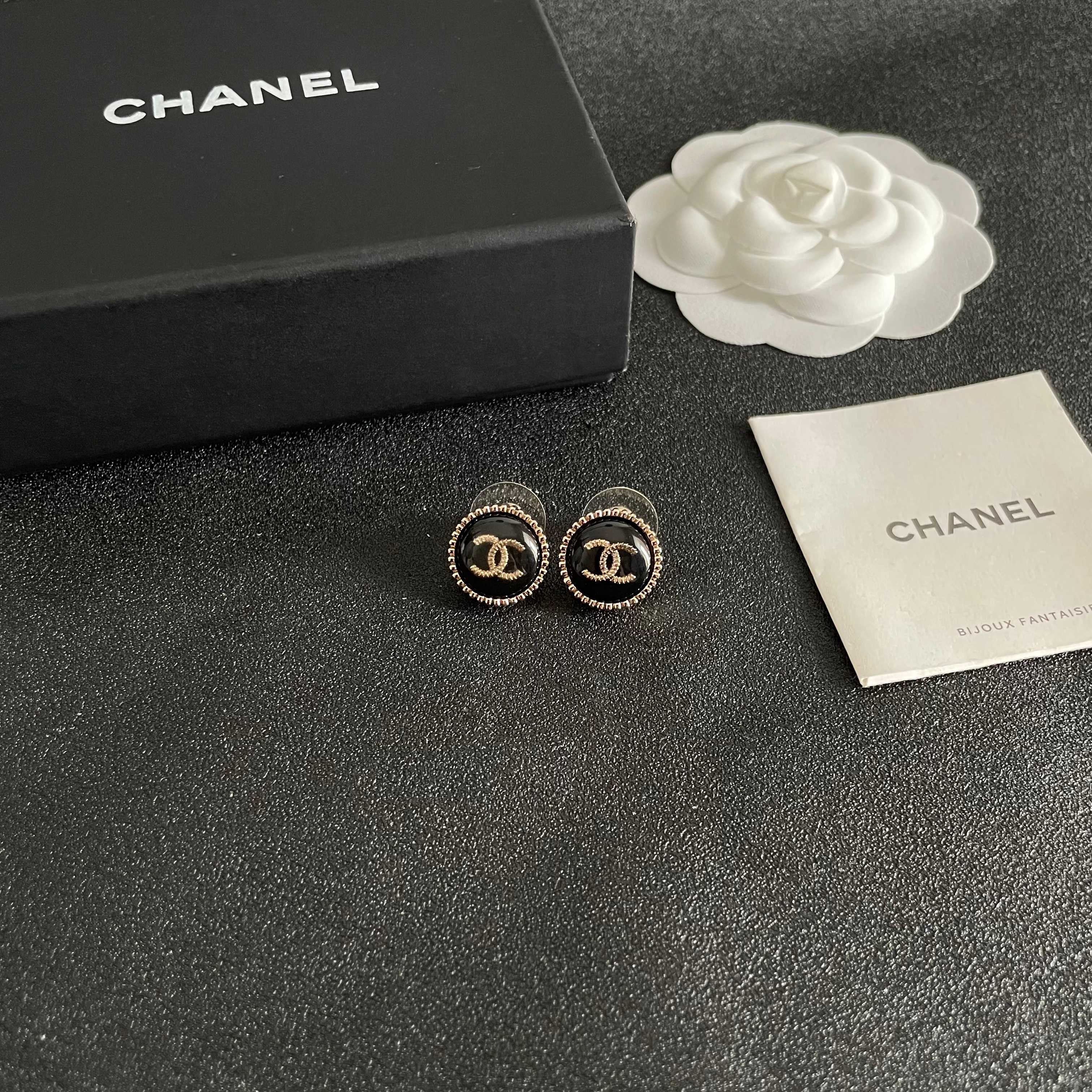 Chanel香奈儿 中古 字母 耳钉👀小香家的款式真心无需多介绍😘🎶每一款都超好看，精致大方，非常显气质