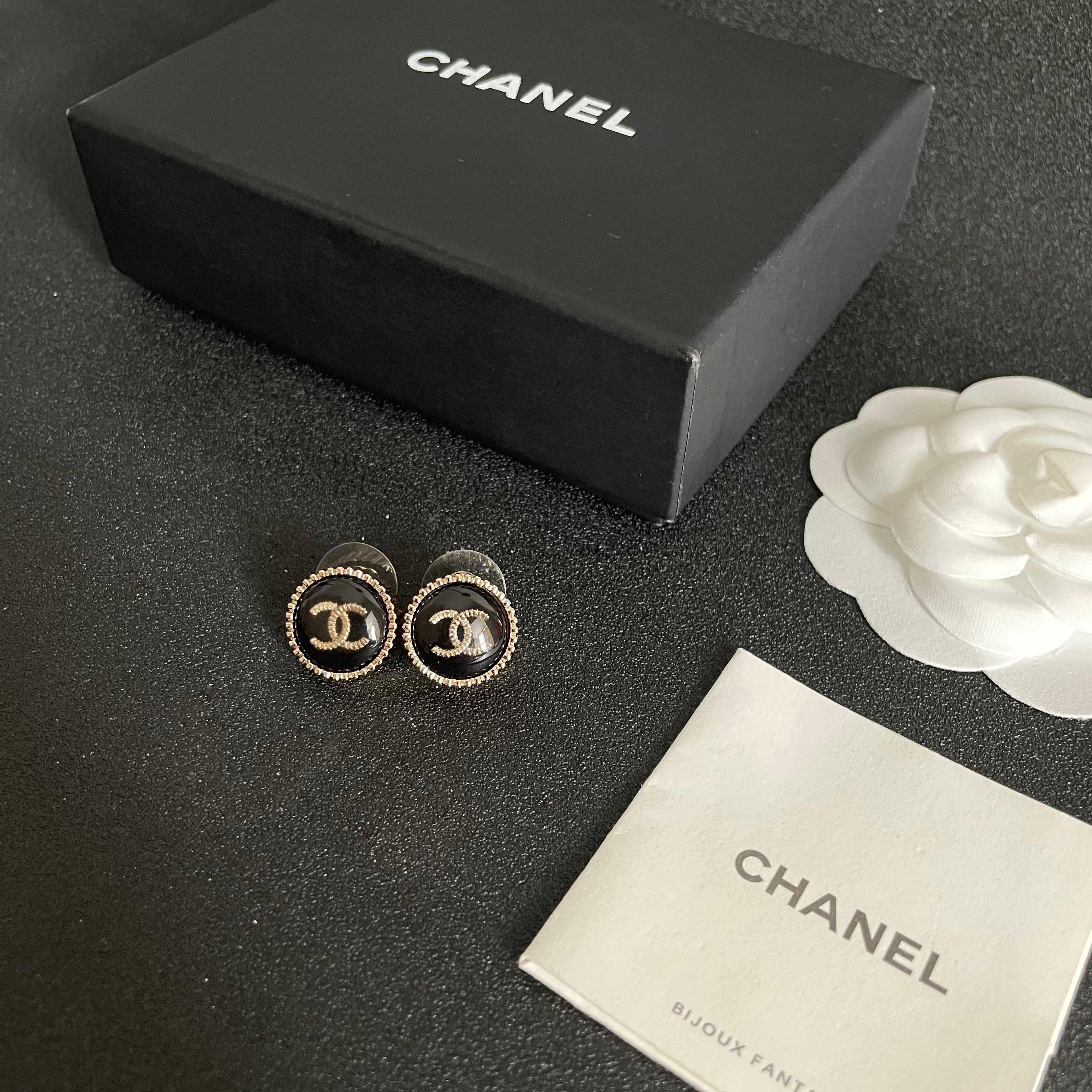 Chanel香奈儿 中古 字母 耳钉👀小香家的款式真心无需多介绍😘🎶每一款都超好看，精致大方，非常显气质