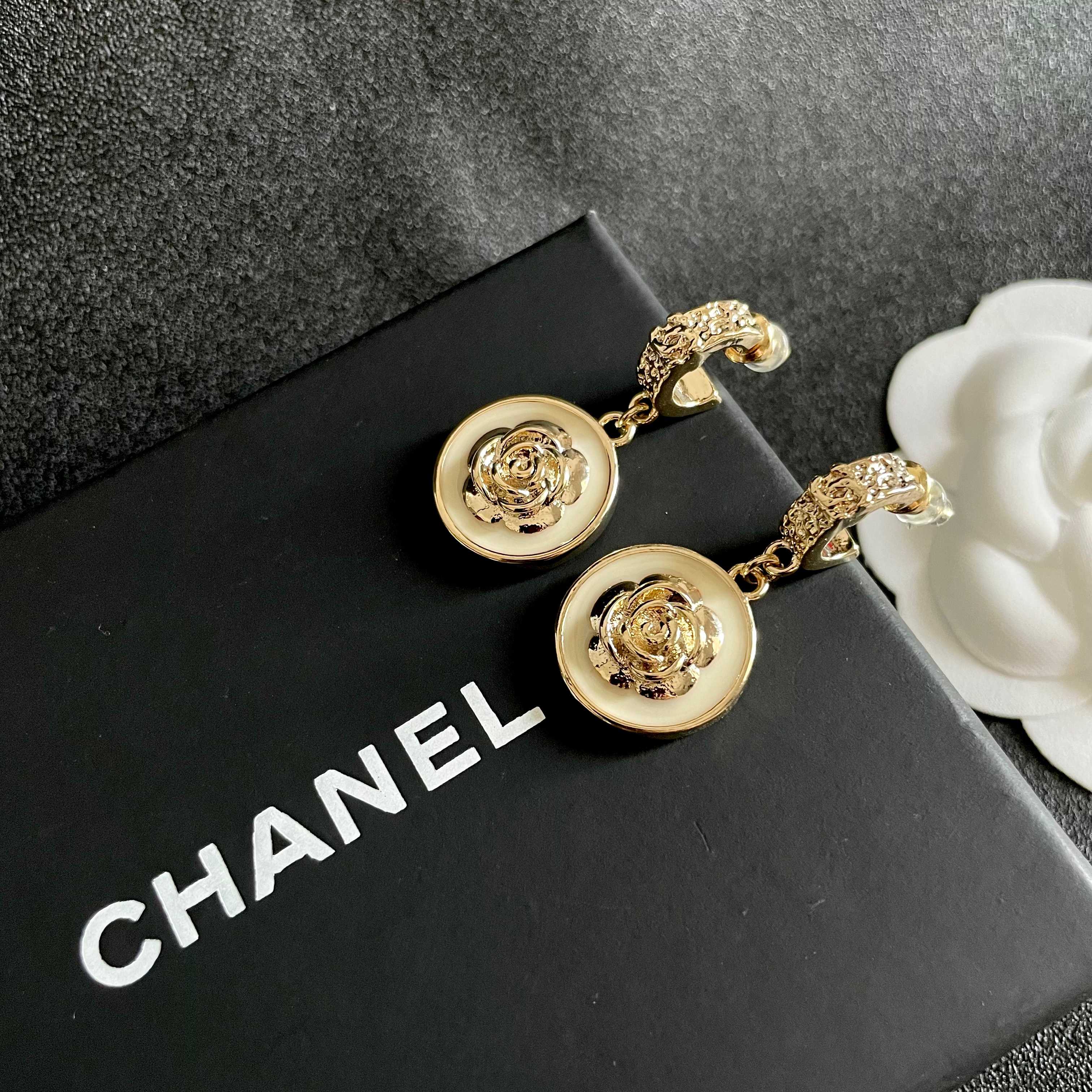  Chanel香奈儿 中古 字母 耳钉👀小香家的款式真心无需多介绍😘🎶每一款都超好看，精致大方，非常显气