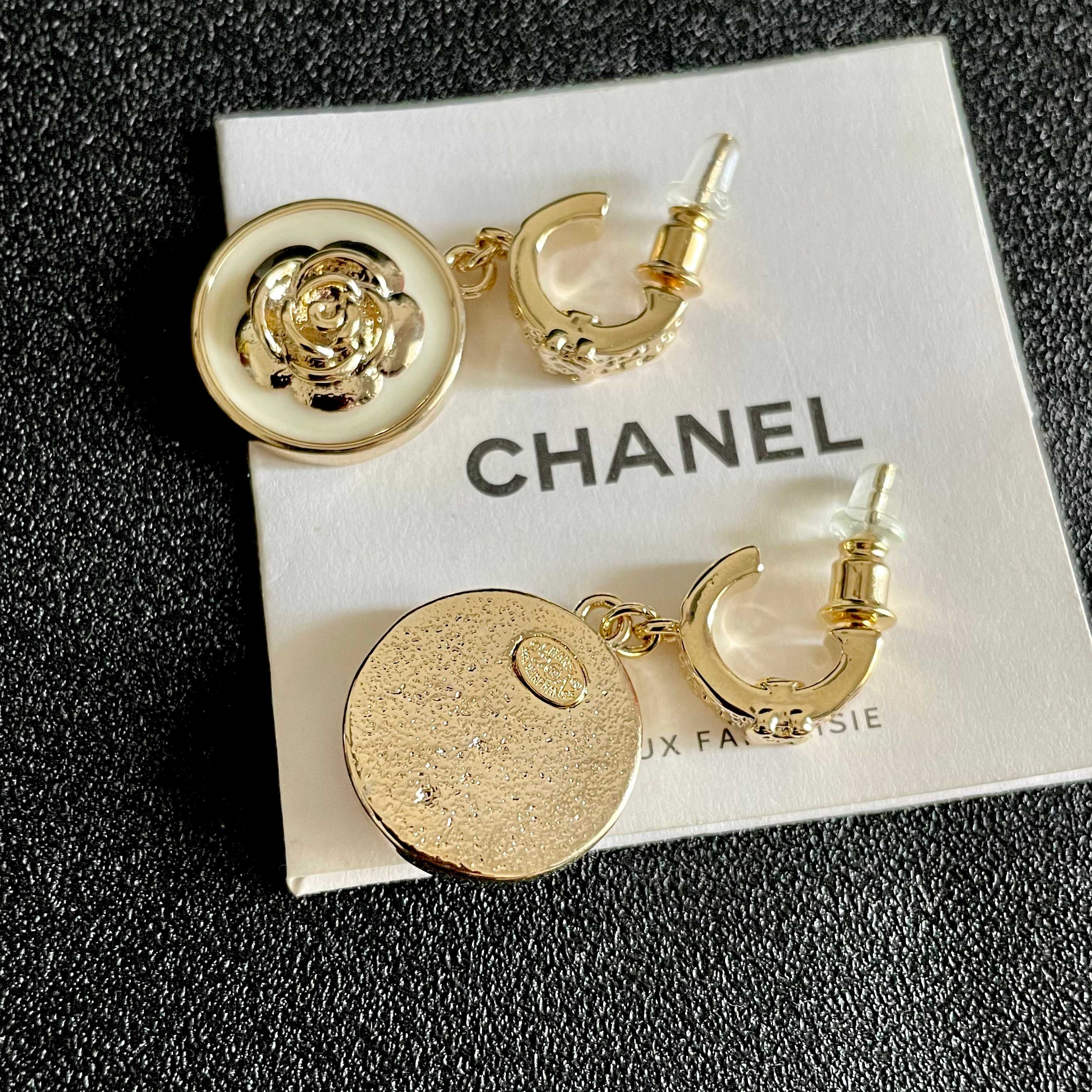  Chanel香奈儿 中古 字母 耳钉👀小香家的款式真心无需多介绍😘🎶每一款都超好看，精致大方，非常显气