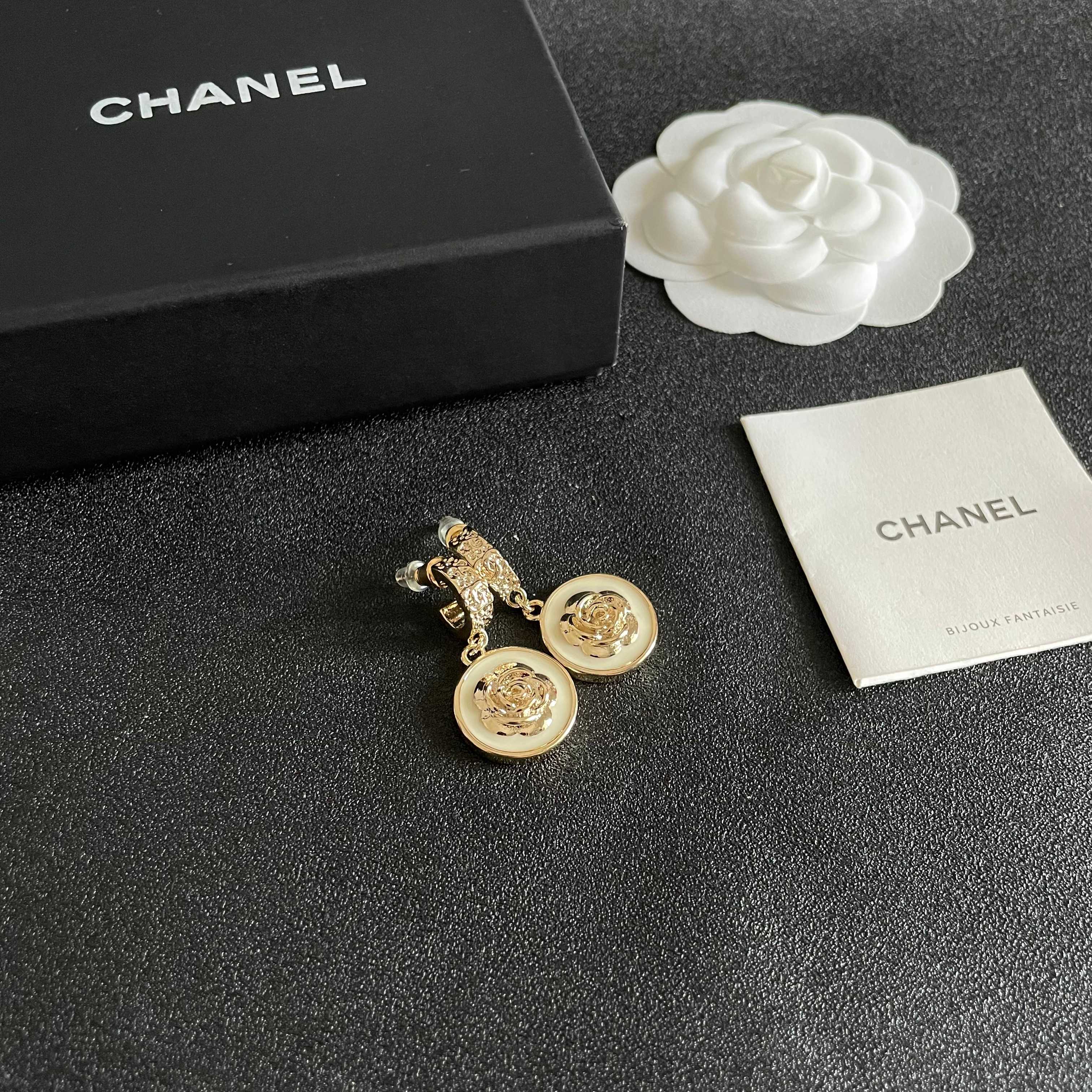  Chanel香奈儿 中古 字母 耳钉👀小香家的款式真心无需多介绍😘🎶每一款都超好看，精致大方，非常显气