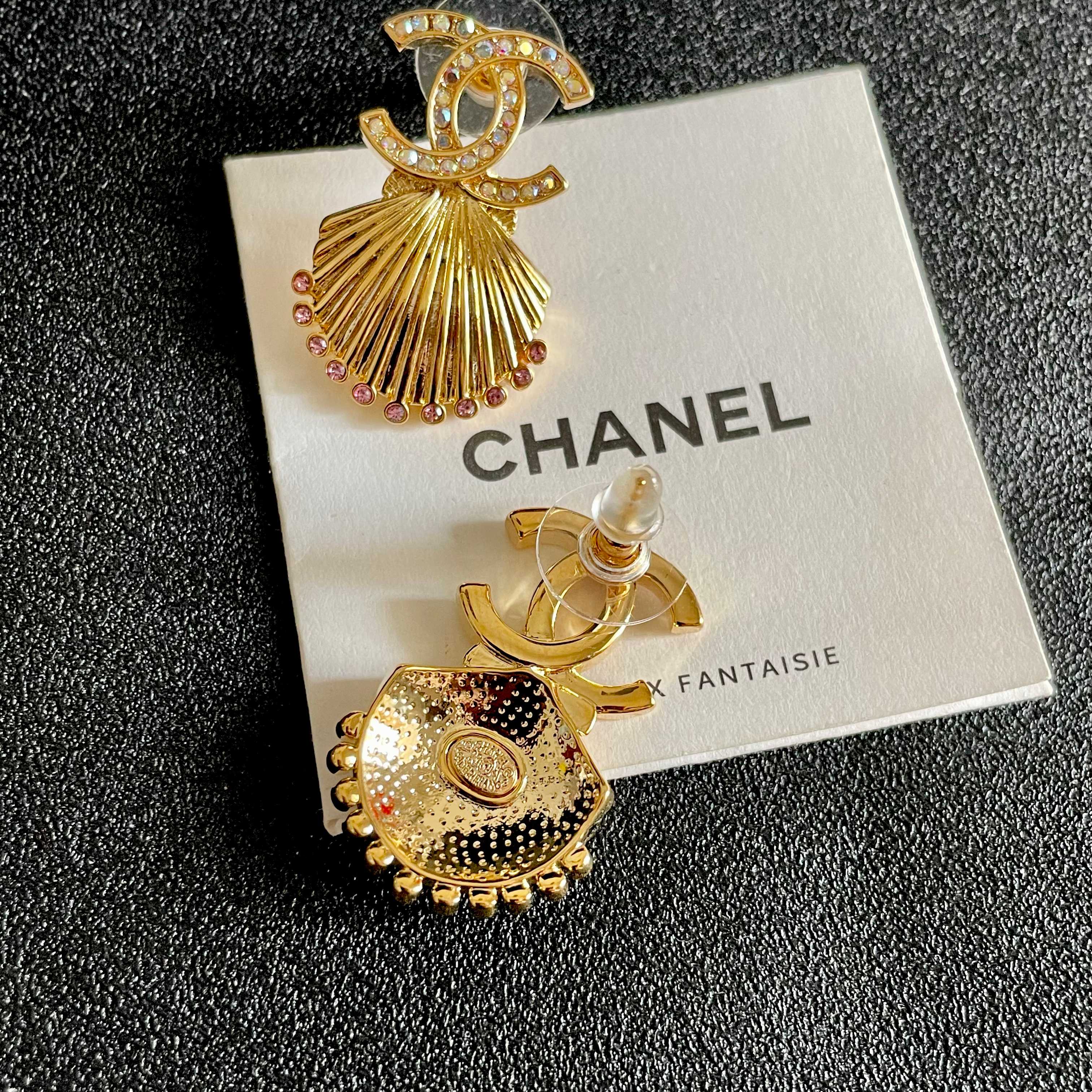  Chanel香奈儿 中古 字母 耳钉👀小香家的款式真心无需多介绍😘🎶每一款都超好看，精致大方，非常显气