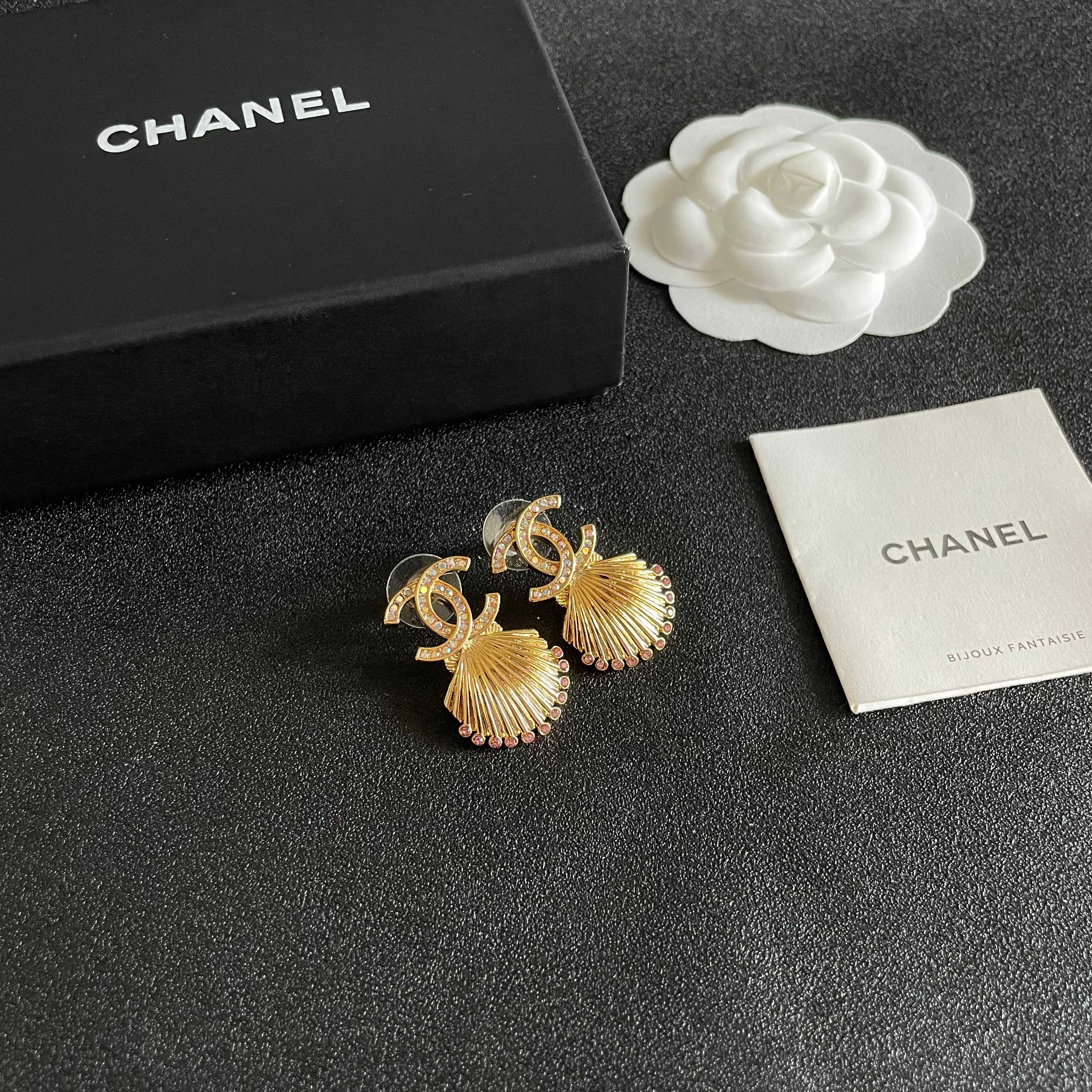  Chanel香奈儿 中古 字母 耳钉👀小香家的款式真心无需多介绍😘🎶每一款都超好看，精致大方，非常显气