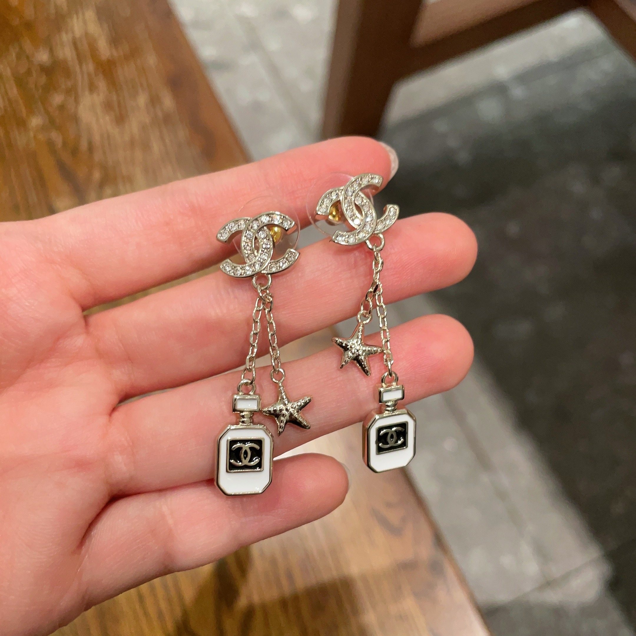  Chanel香奈儿 中古 字母 耳钉👀小香家的款式真心无需多介绍😘🎶每一款都超好看，精致大方，非常显气