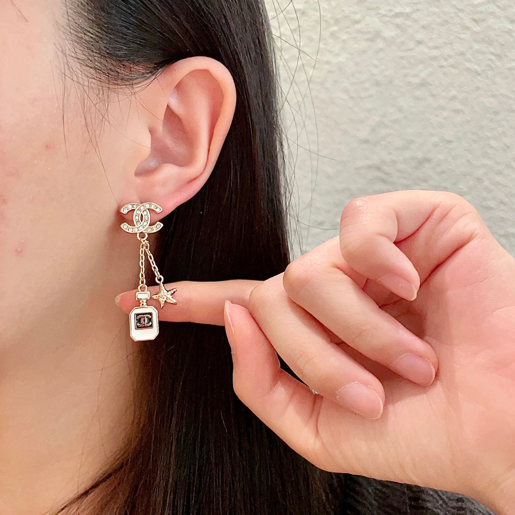  Chanel香奈儿 中古 字母 耳钉👀小香家的款式真心无需多介绍😘🎶每一款都超好看，精致大方，非常显气
