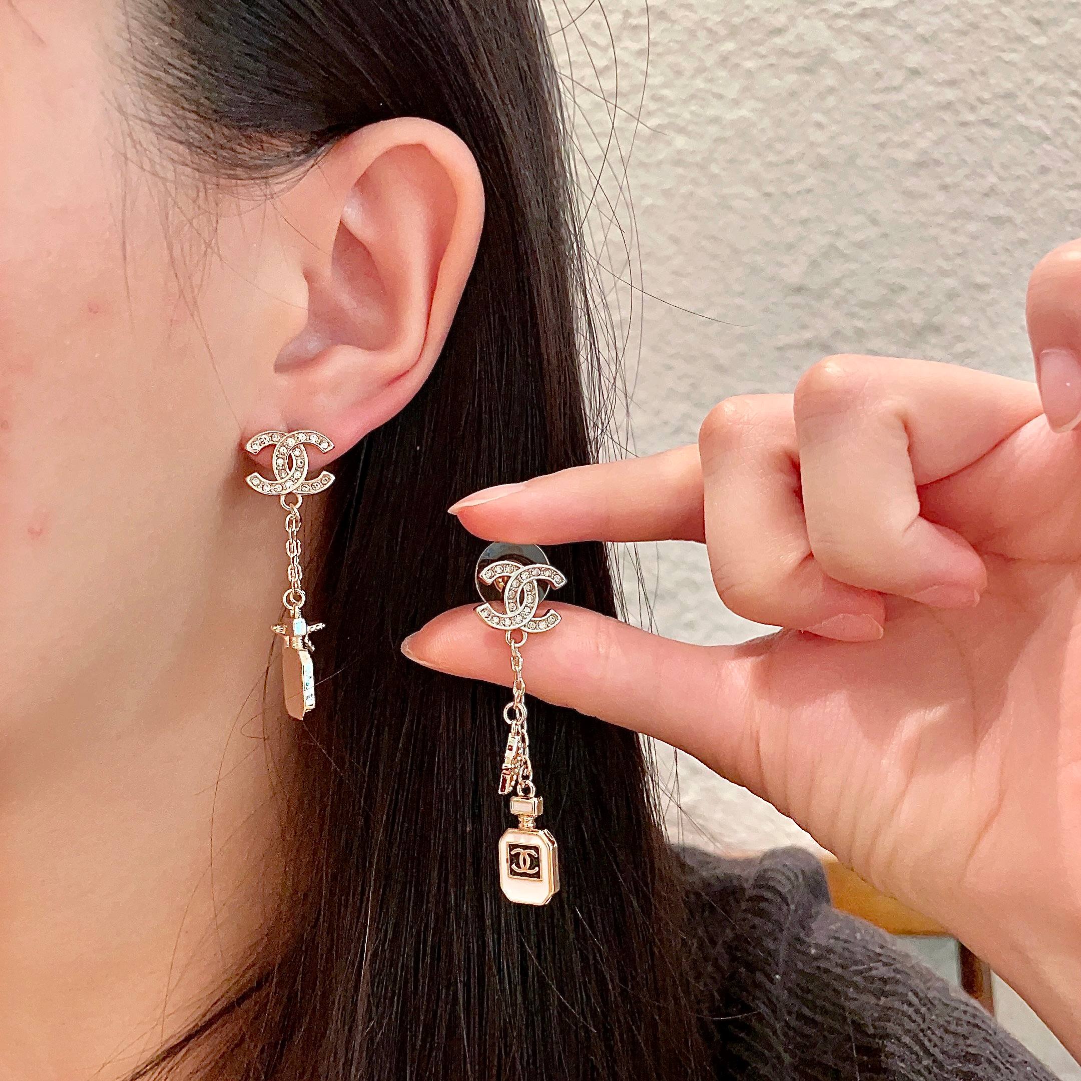  Chanel香奈儿 中古 字母 耳钉👀小香家的款式真心无需多介绍😘🎶每一款都超好看，精致大方，非常显气