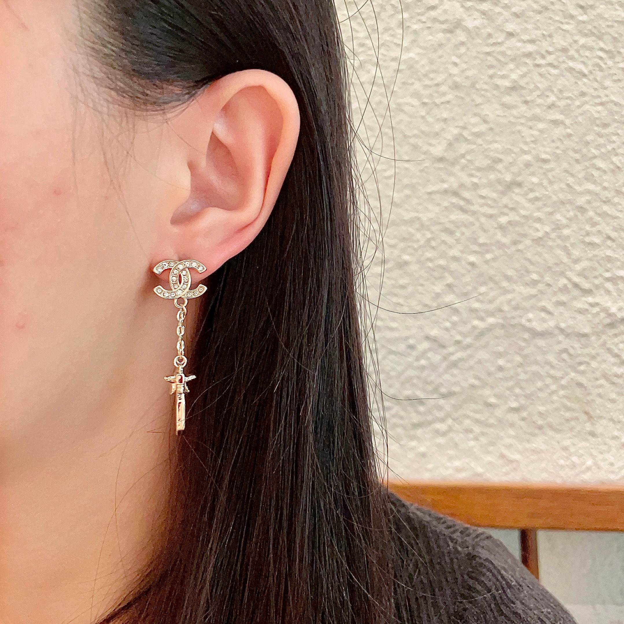  Chanel香奈儿 中古 字母 耳钉👀小香家的款式真心无需多介绍😘🎶每一款都超好看，精致大方，非常显气