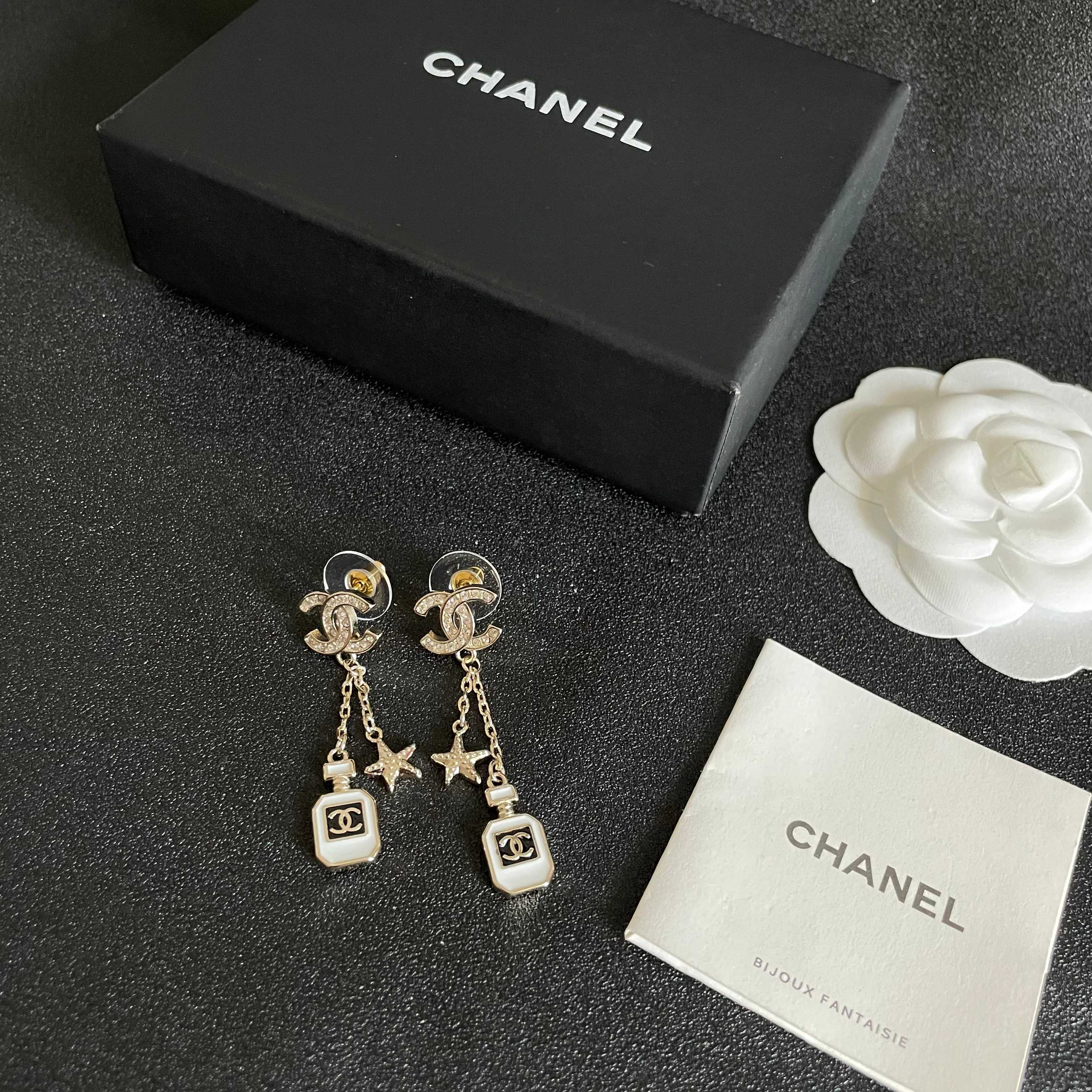  Chanel香奈儿 中古 字母 耳钉👀小香家的款式真心无需多介绍😘🎶每一款都超好看，精致大方，非常显气