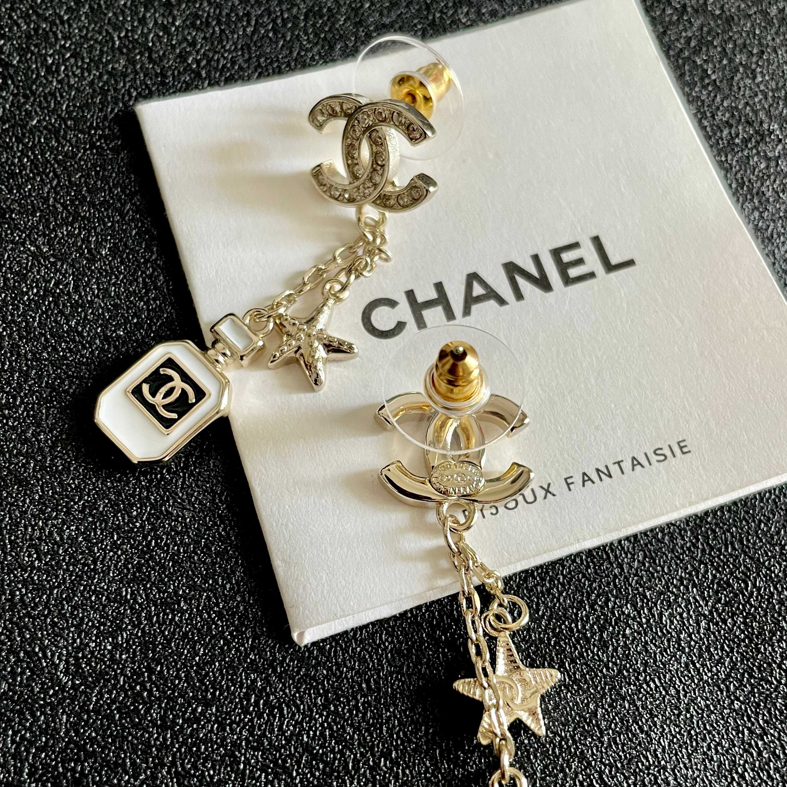  Chanel香奈儿 中古 字母 耳钉👀小香家的款式真心无需多介绍😘🎶每一款都超好看，精致大方，非常显气