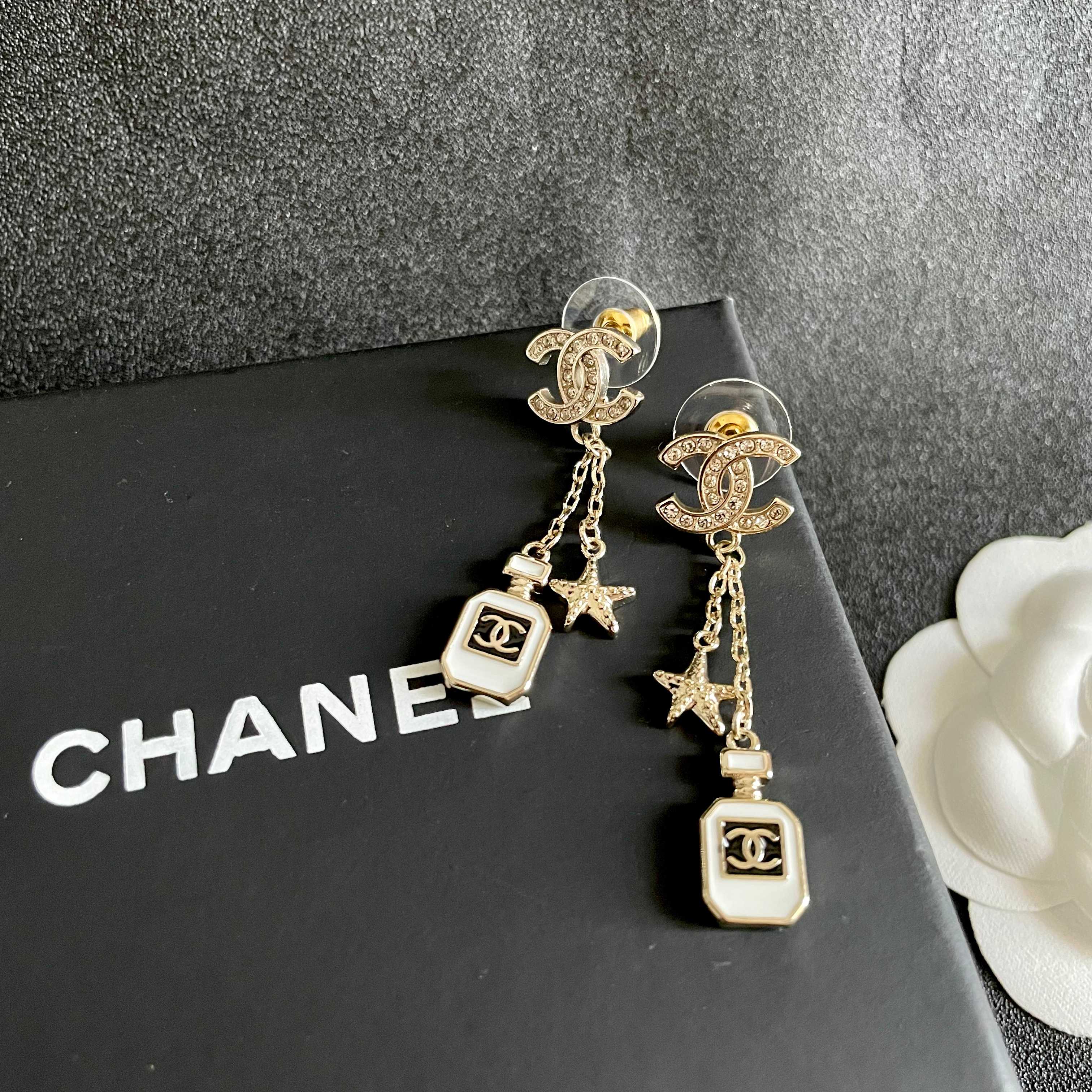  Chanel香奈儿 中古 字母 耳钉👀小香家的款式真心无需多介绍😘🎶每一款都超好看，精致大方，非常显气