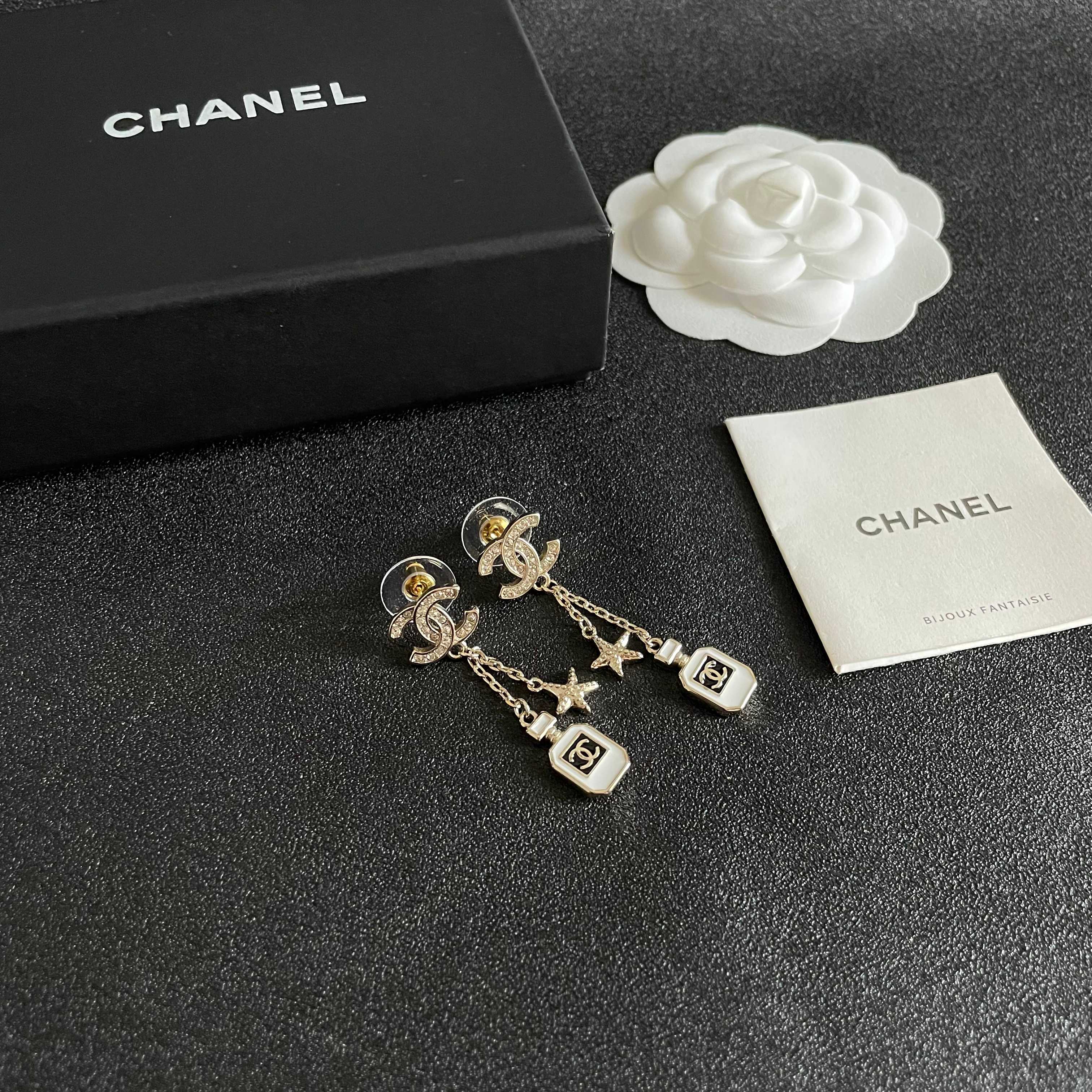  Chanel香奈儿 中古 字母 耳钉👀小香家的款式真心无需多介绍😘🎶每一款都超好看，精致大方，非常显气