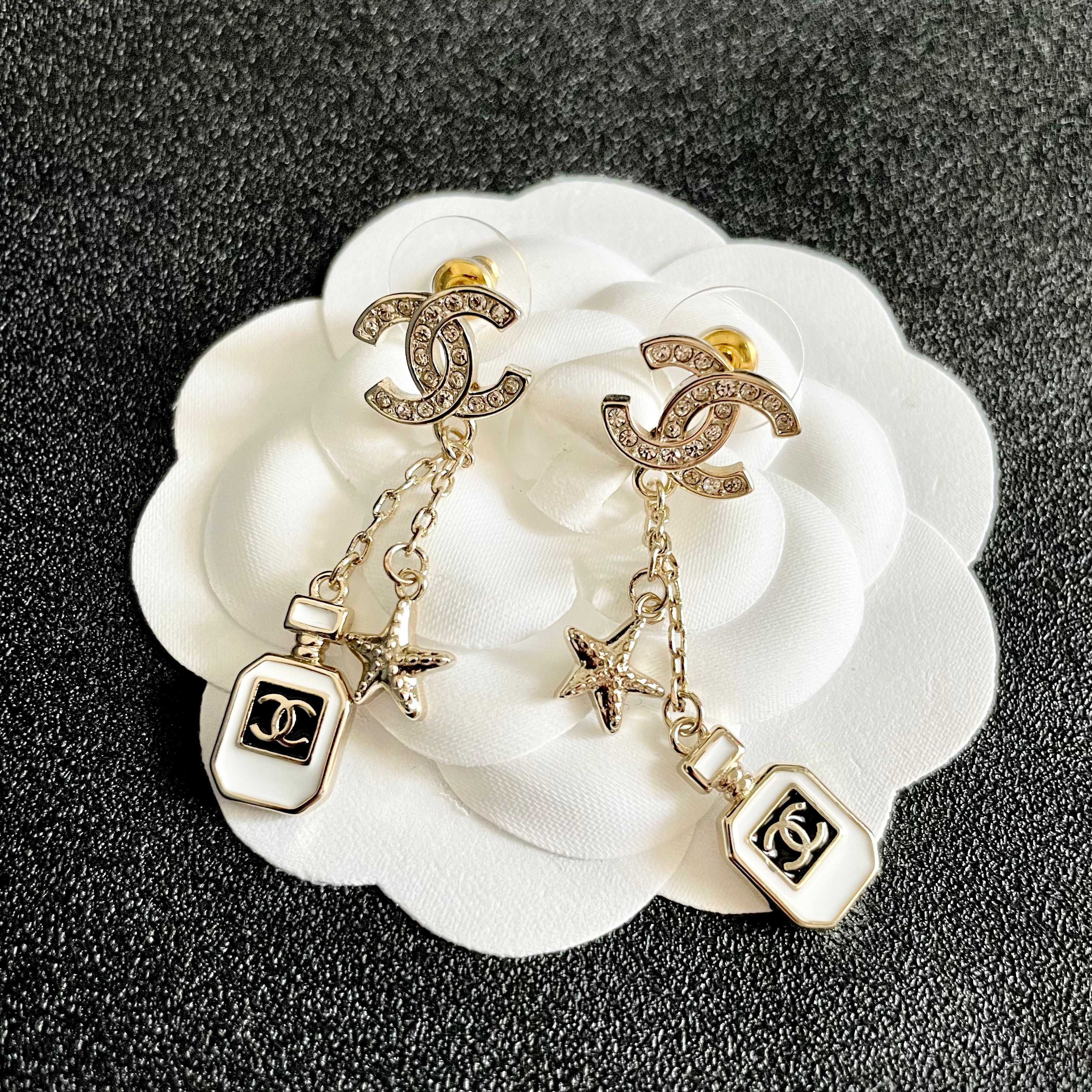  Chanel香奈儿 中古 字母 耳钉👀小香家的款式真心无需多介绍😘🎶每一款都超好看，精致大方，非常显气