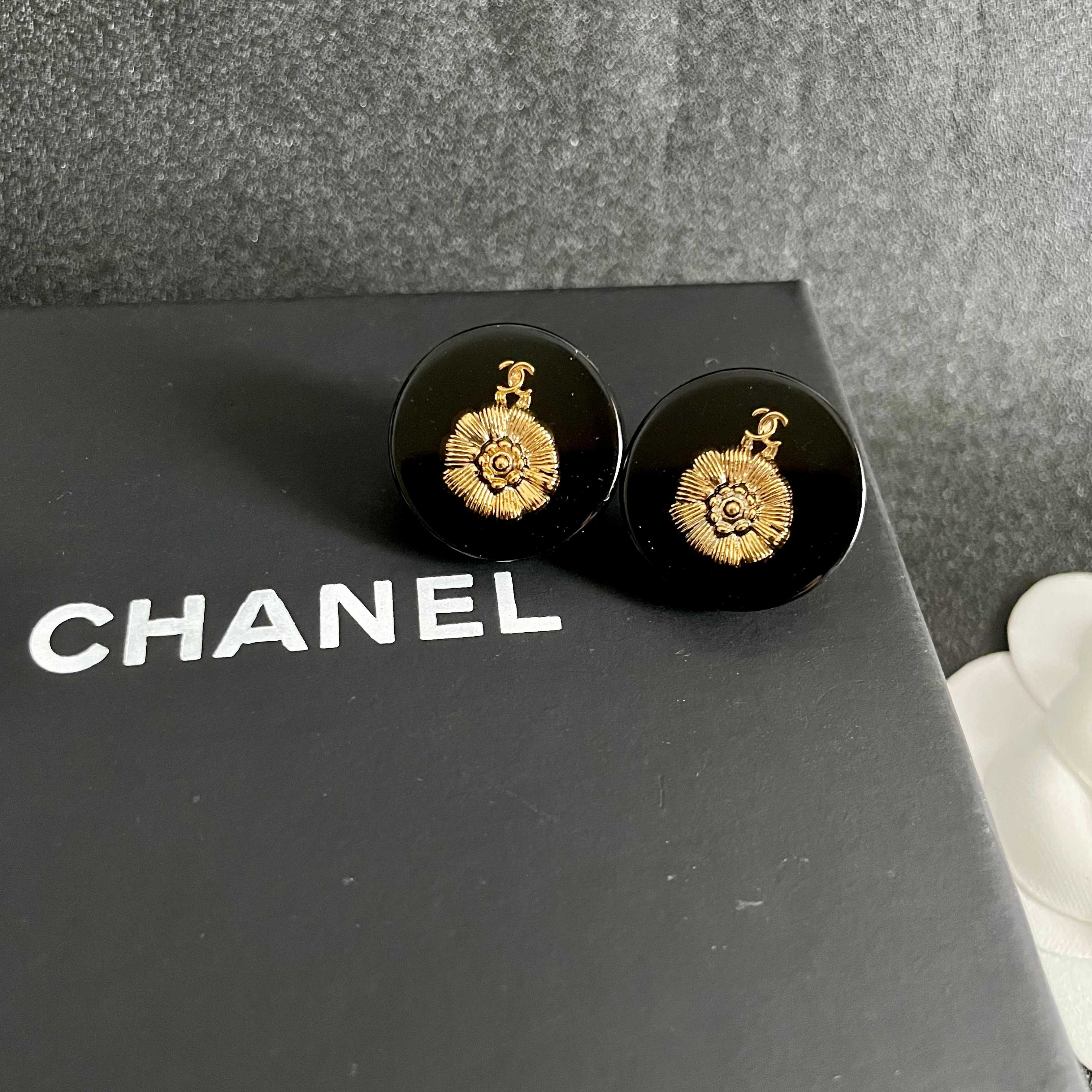  Chanel香奈儿 中古 字母 耳钉👀小香家的款式真心无需多介绍😘🎶每一款都超好看，精致大方，非常显气