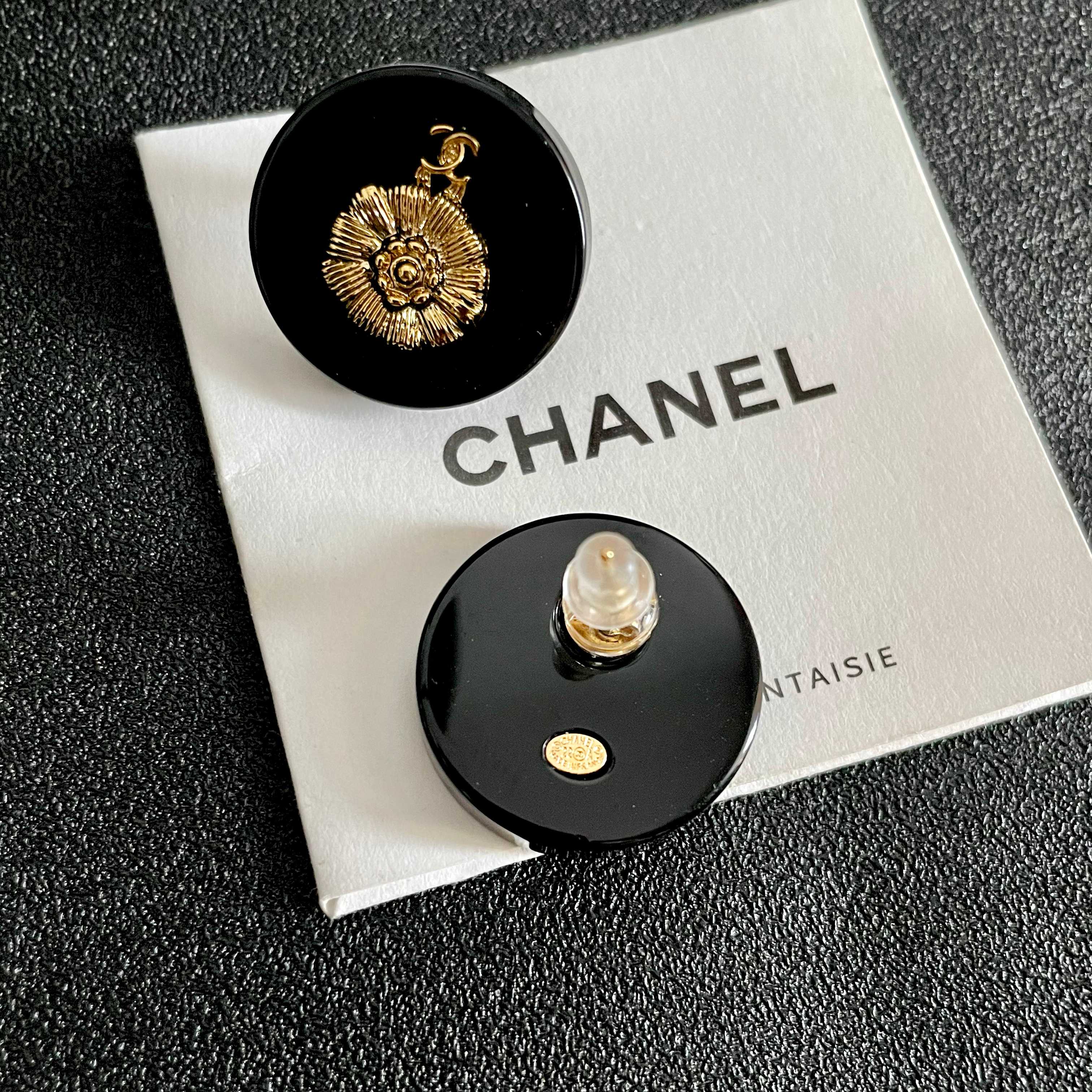  Chanel香奈儿 中古 字母 耳钉👀小香家的款式真心无需多介绍😘🎶每一款都超好看，精致大方，非常显气