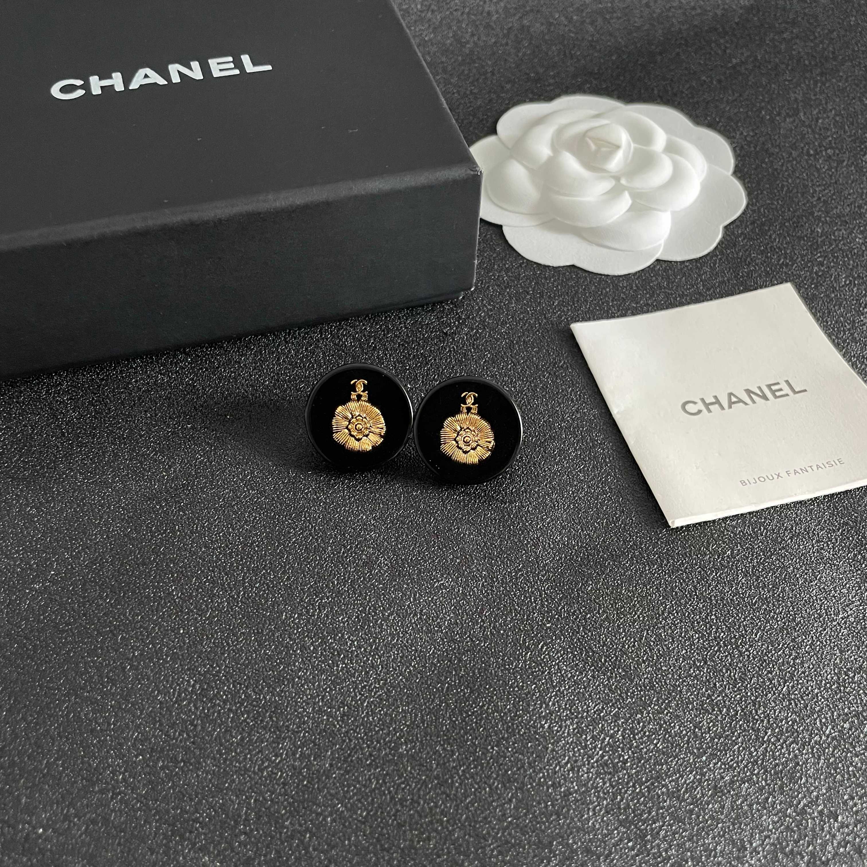  Chanel香奈儿 中古 字母 耳钉👀小香家的款式真心无需多介绍😘🎶每一款都超好看，精致大方，非常显气