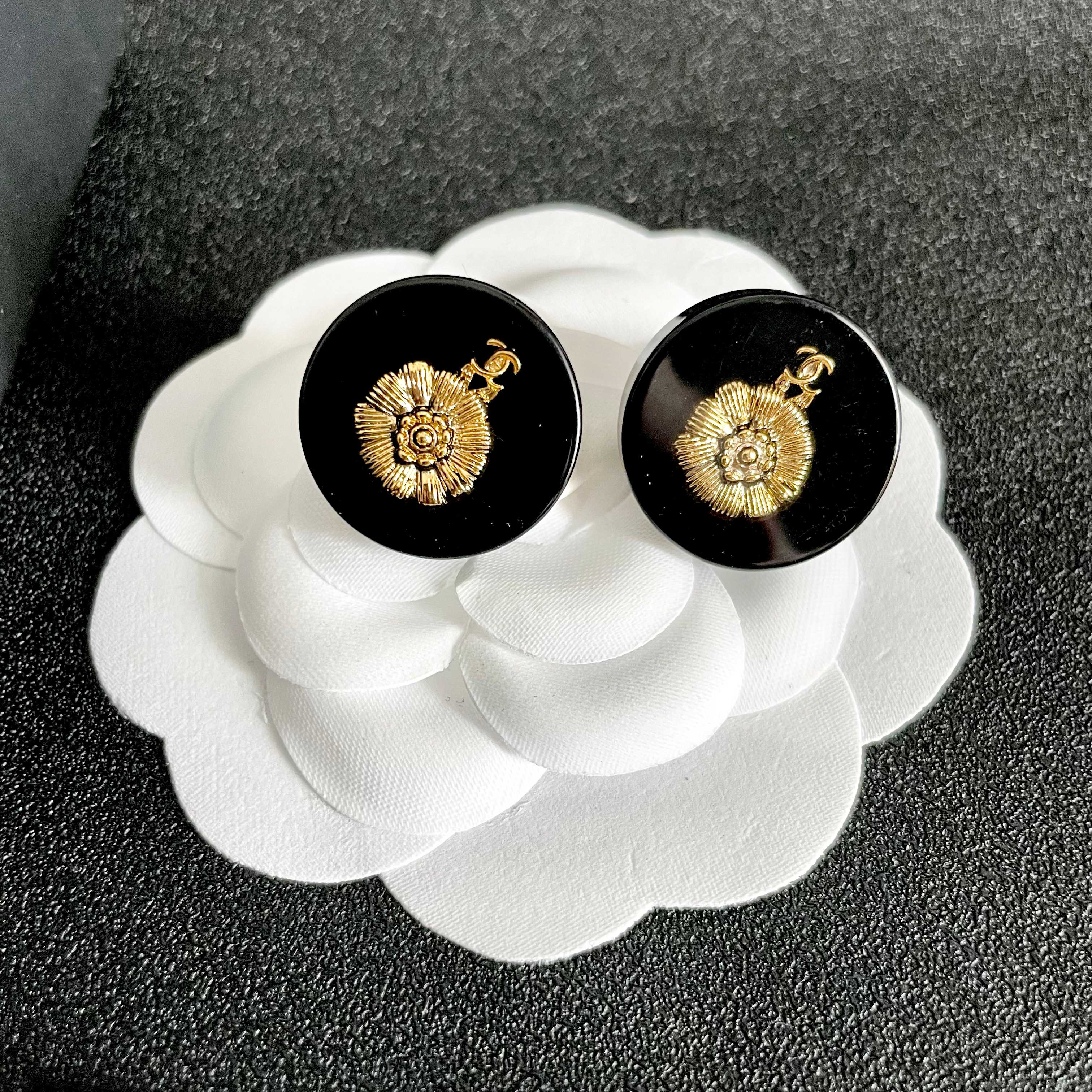  Chanel香奈儿 中古 字母 耳钉👀小香家的款式真心无需多介绍😘🎶每一款都超好看，精致大方，非常显气