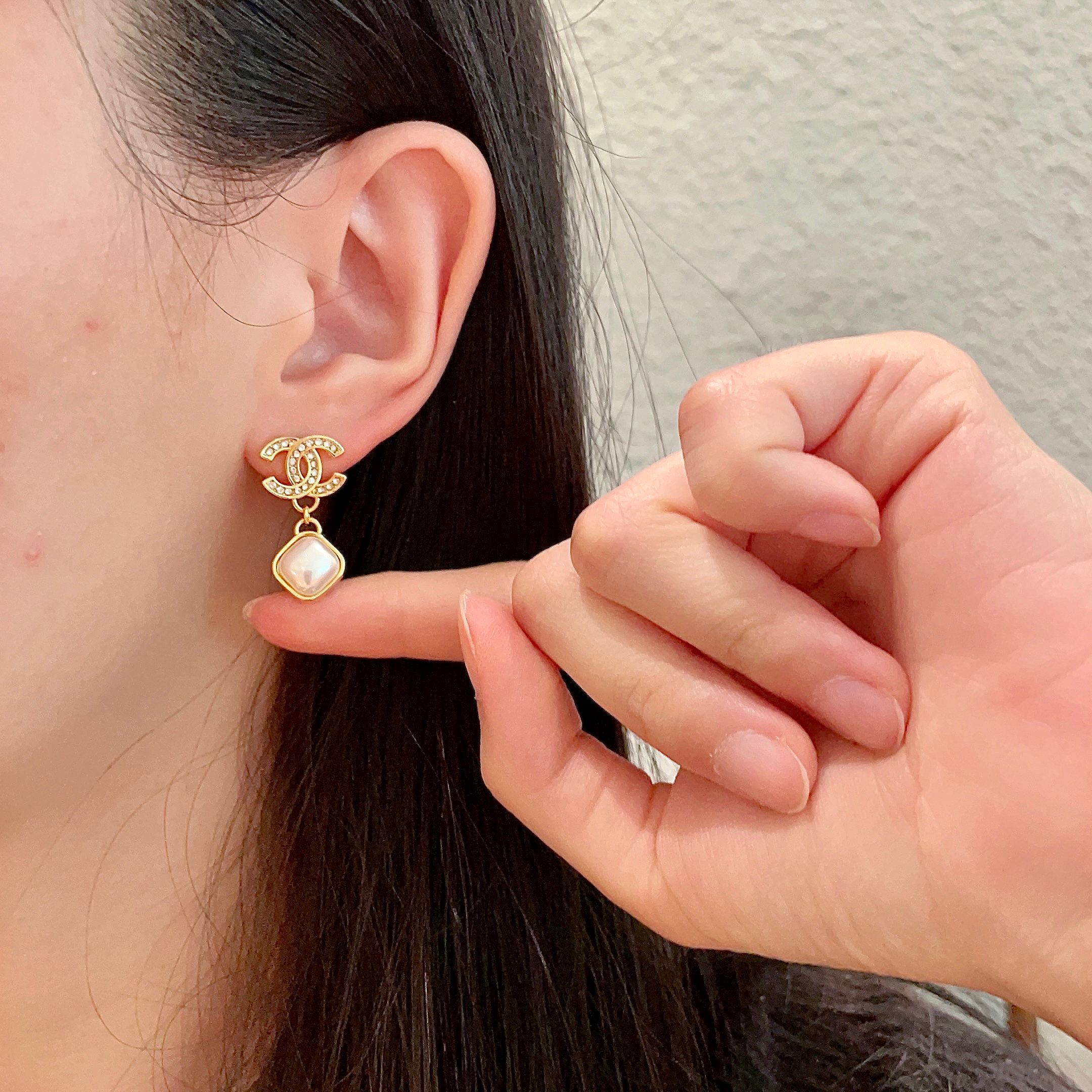  Chanel香奈儿 中古 字母 耳钉👀小香家的款式真心无需多介绍😘🎶每一款都超好看，精致大方，非常显气