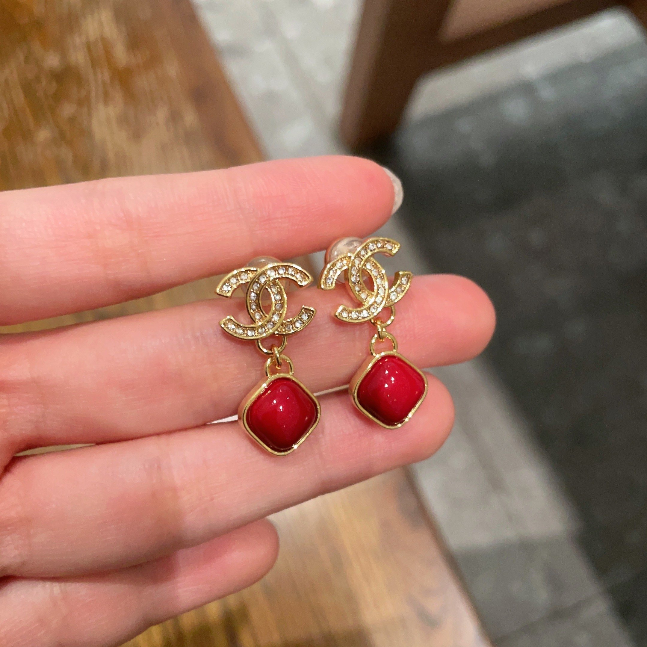  Chanel香奈儿 中古 字母 耳钉👀小香家的款式真心无需多介绍😘🎶每一款都超好看，精致大方，非常显气