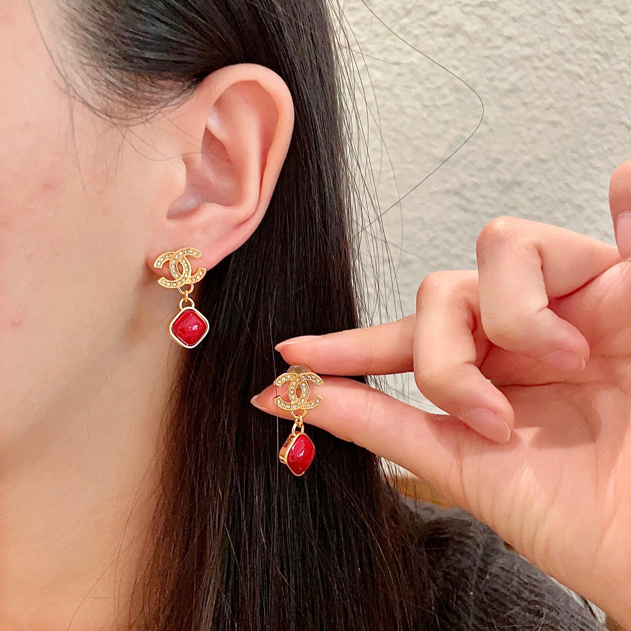  Chanel香奈儿 中古 字母 耳钉👀小香家的款式真心无需多介绍😘🎶每一款都超好看，精致大方，非常显气