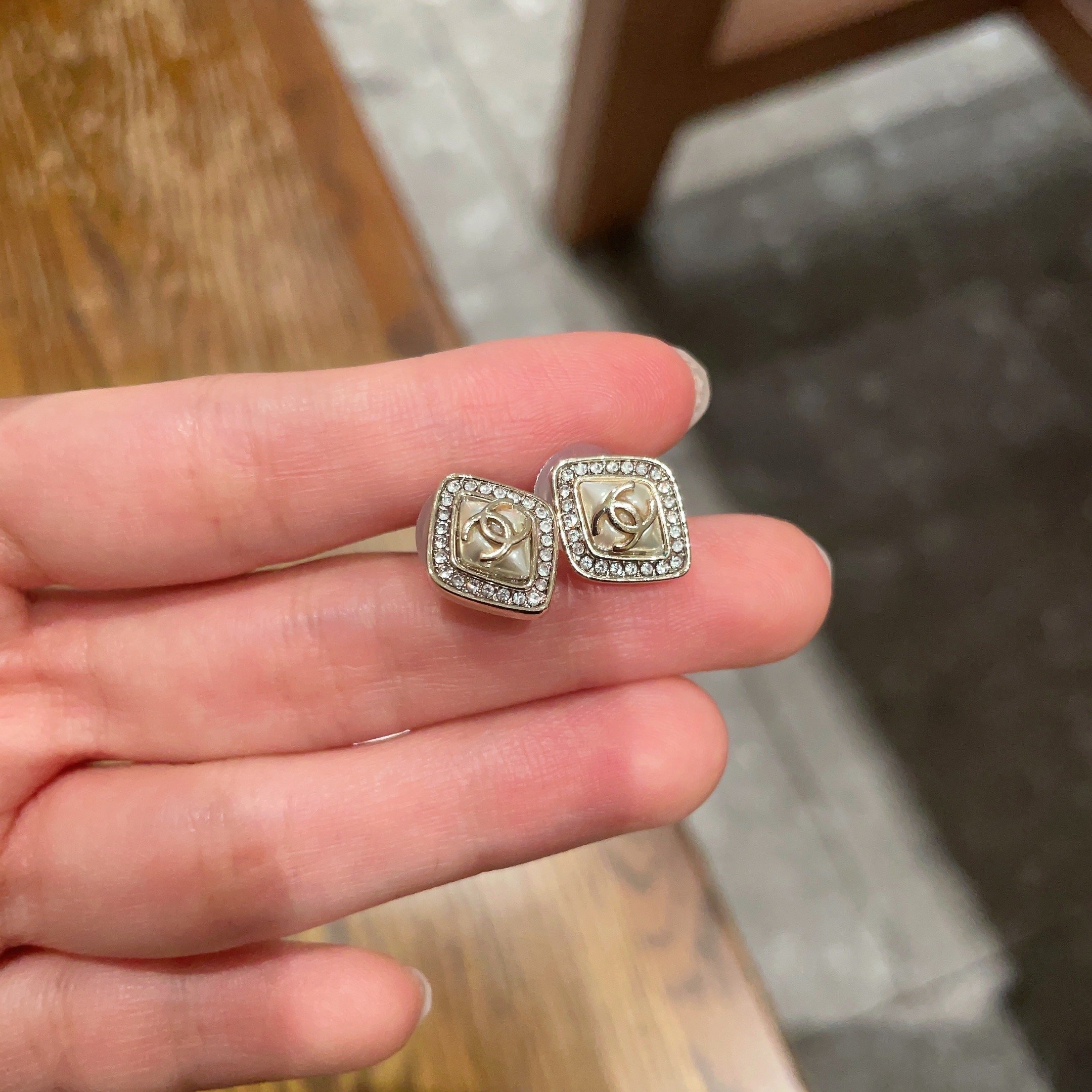  Chanel香奈儿 中古 字母 耳钉👀小香家的款式真心无需多介绍😘🎶每一款都超好看，精致大方，非常显气