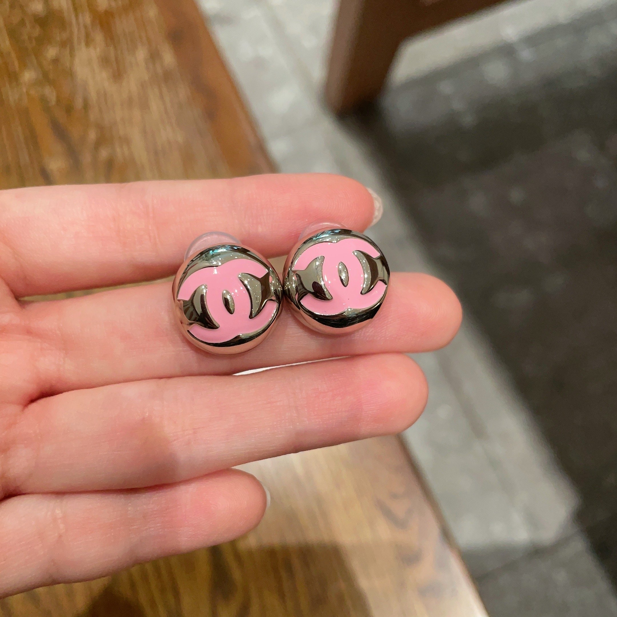  Chanel香奈儿 中古 字母 耳钉👀小香家的款式真心无需多介绍😘🎶每一款都超好看，精致大方，非常显气