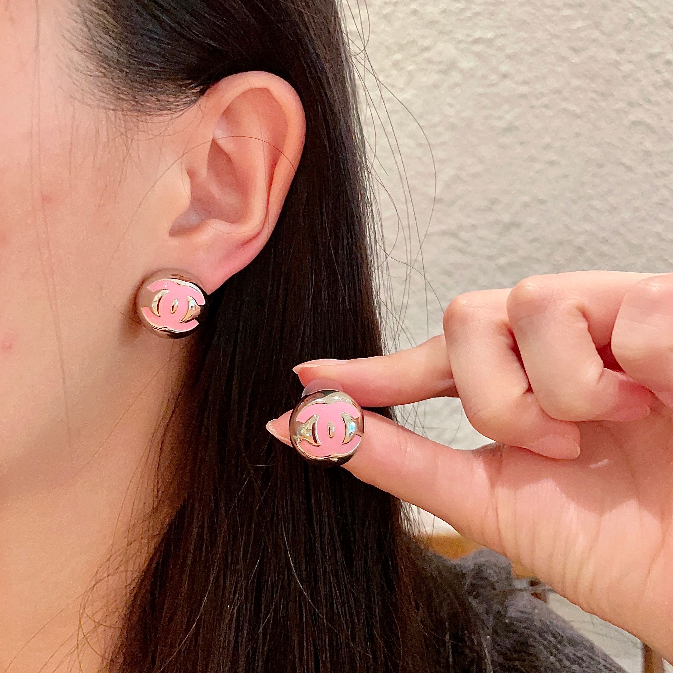  Chanel香奈儿 中古 字母 耳钉👀小香家的款式真心无需多介绍😘🎶每一款都超好看，精致大方，非常显气