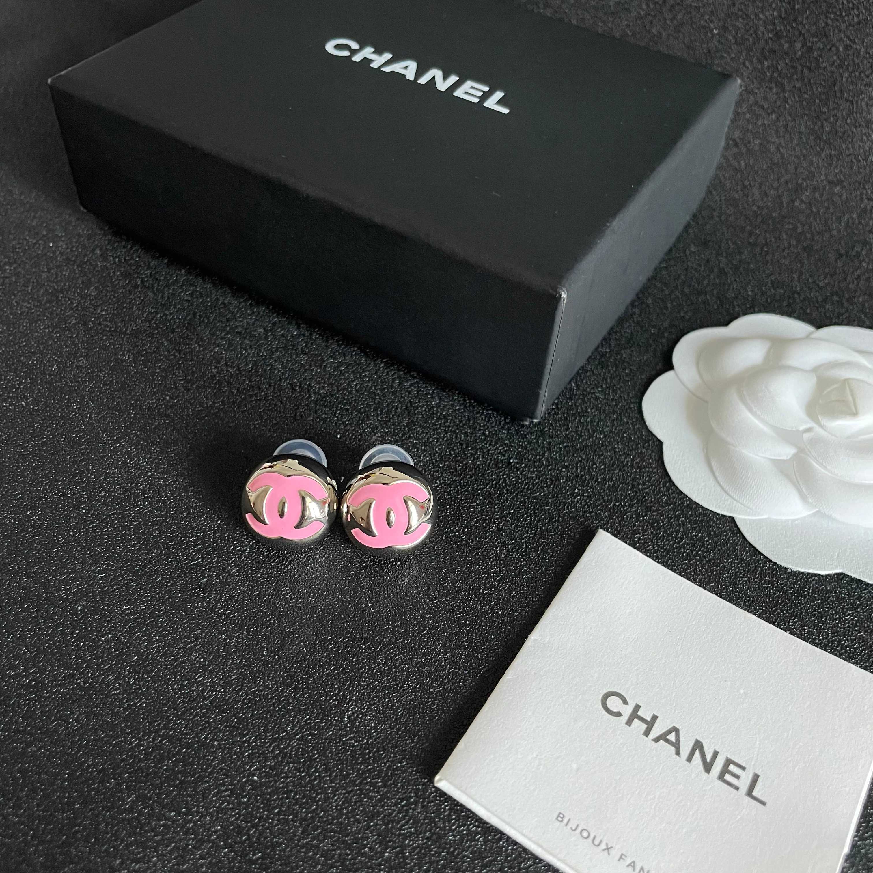  Chanel香奈儿 中古 字母 耳钉👀小香家的款式真心无需多介绍😘🎶每一款都超好看，精致大方，非常显气