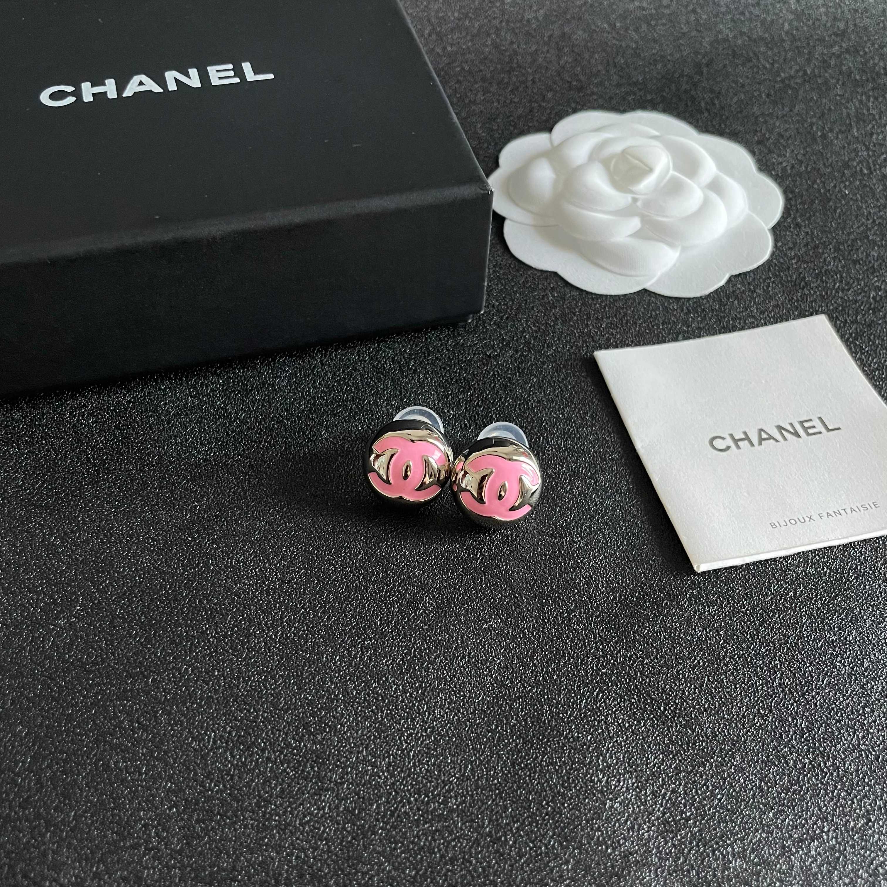  Chanel香奈儿 中古 字母 耳钉👀小香家的款式真心无需多介绍😘🎶每一款都超好看，精致大方，非常显气