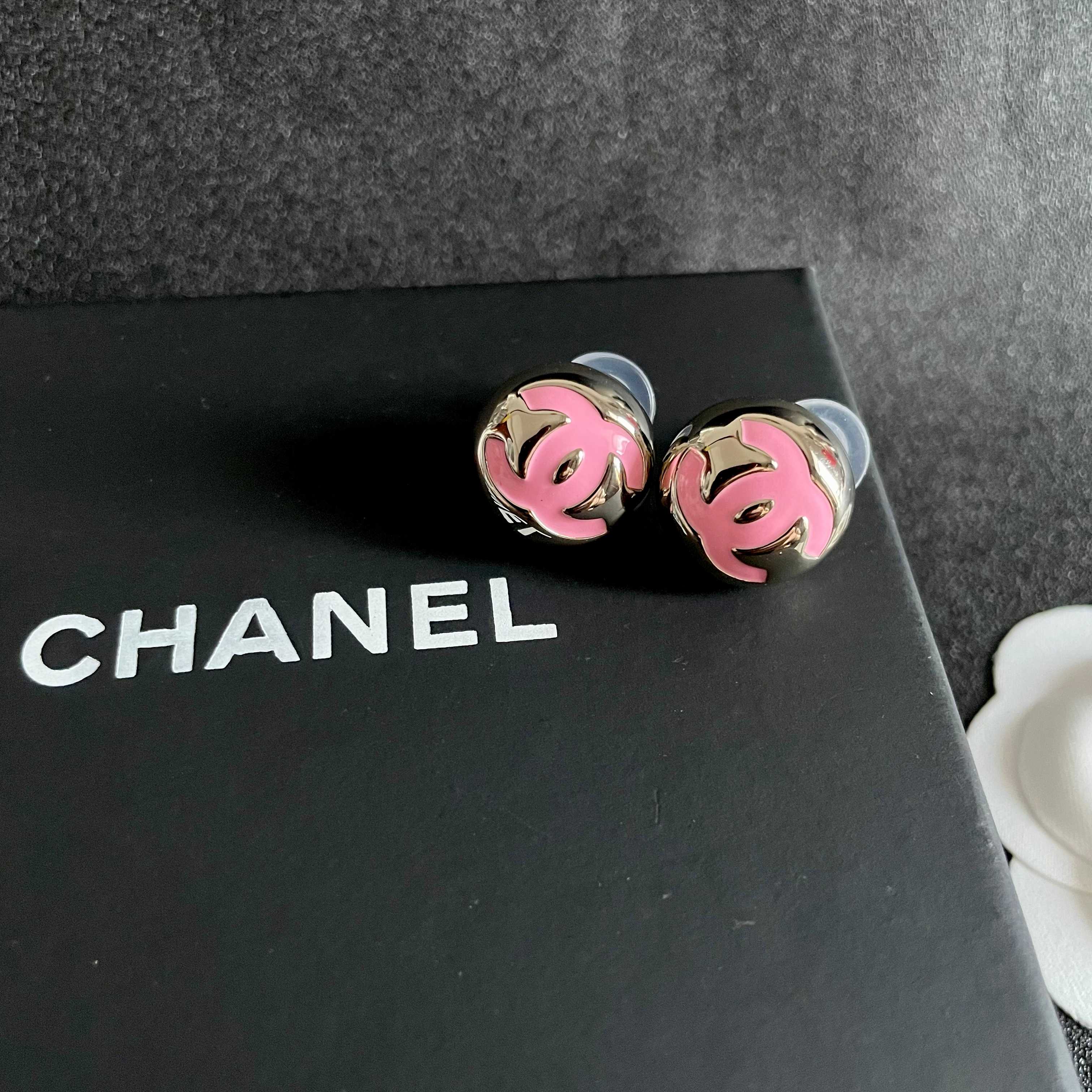  Chanel香奈儿 中古 字母 耳钉👀小香家的款式真心无需多介绍😘🎶每一款都超好看，精致大方，非常显气