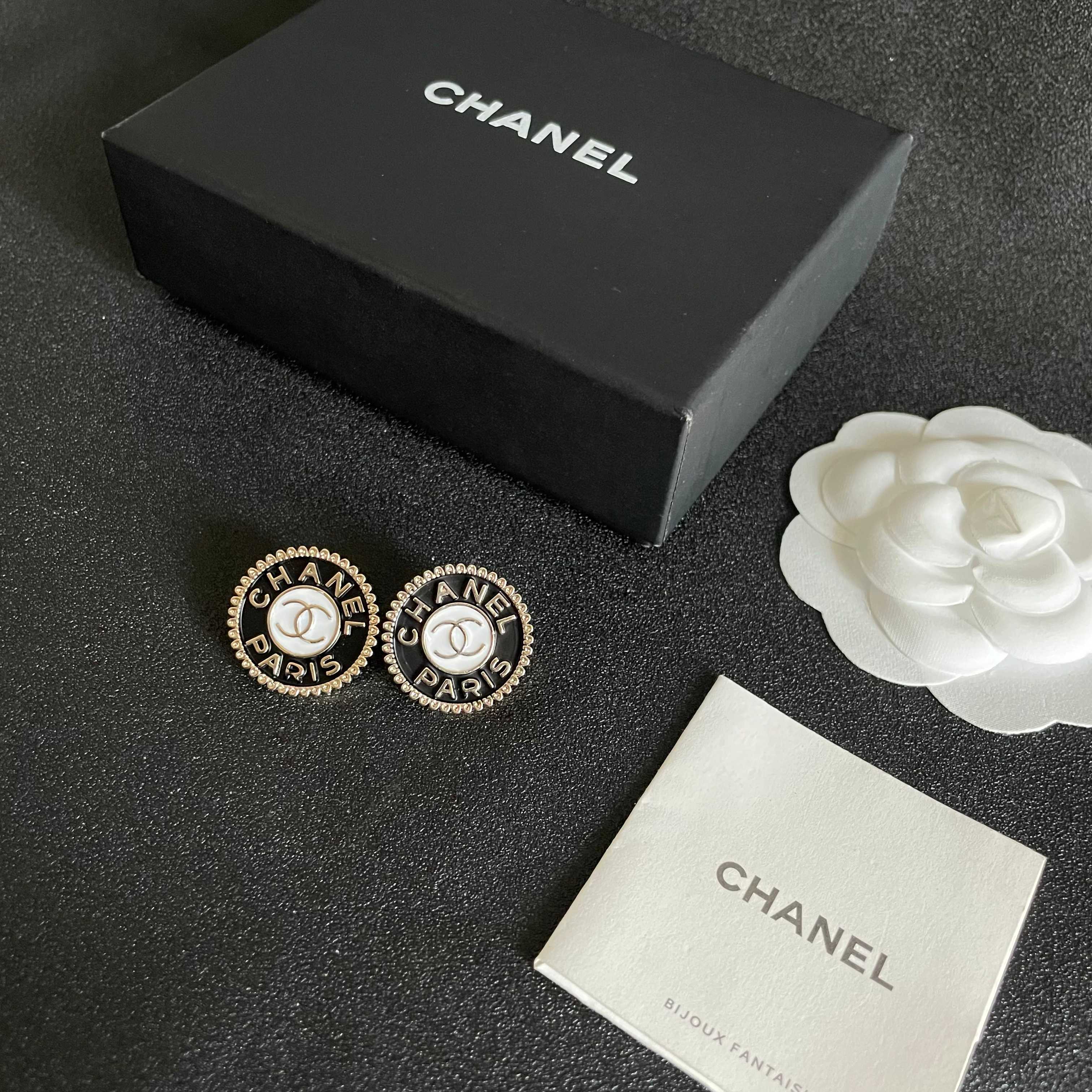  Chanel香奈儿 中古 字母 耳钉👀小香家的款式真心无需多介绍😘🎶每一款都超好看，精致大方，非常显气