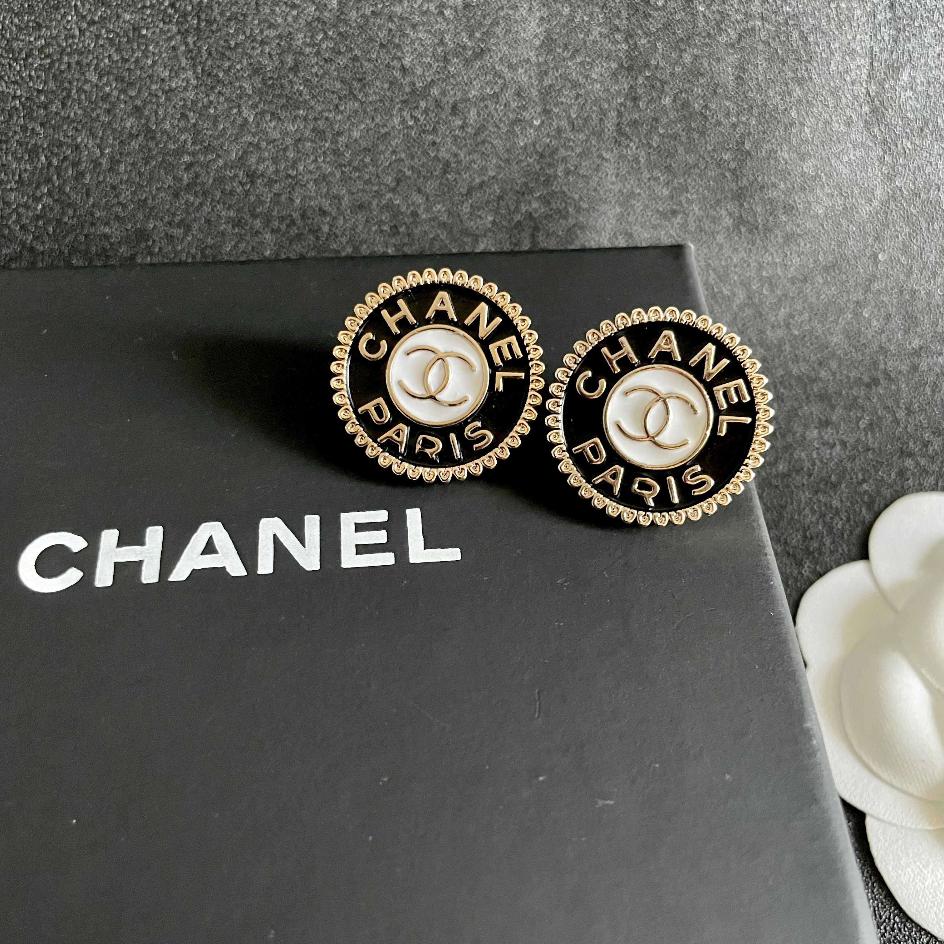 Chanel香奈儿 中古 字母 耳钉👀小香家的款式真心无需多介绍😘🎶每一款都超好看，精致大方，非常显气