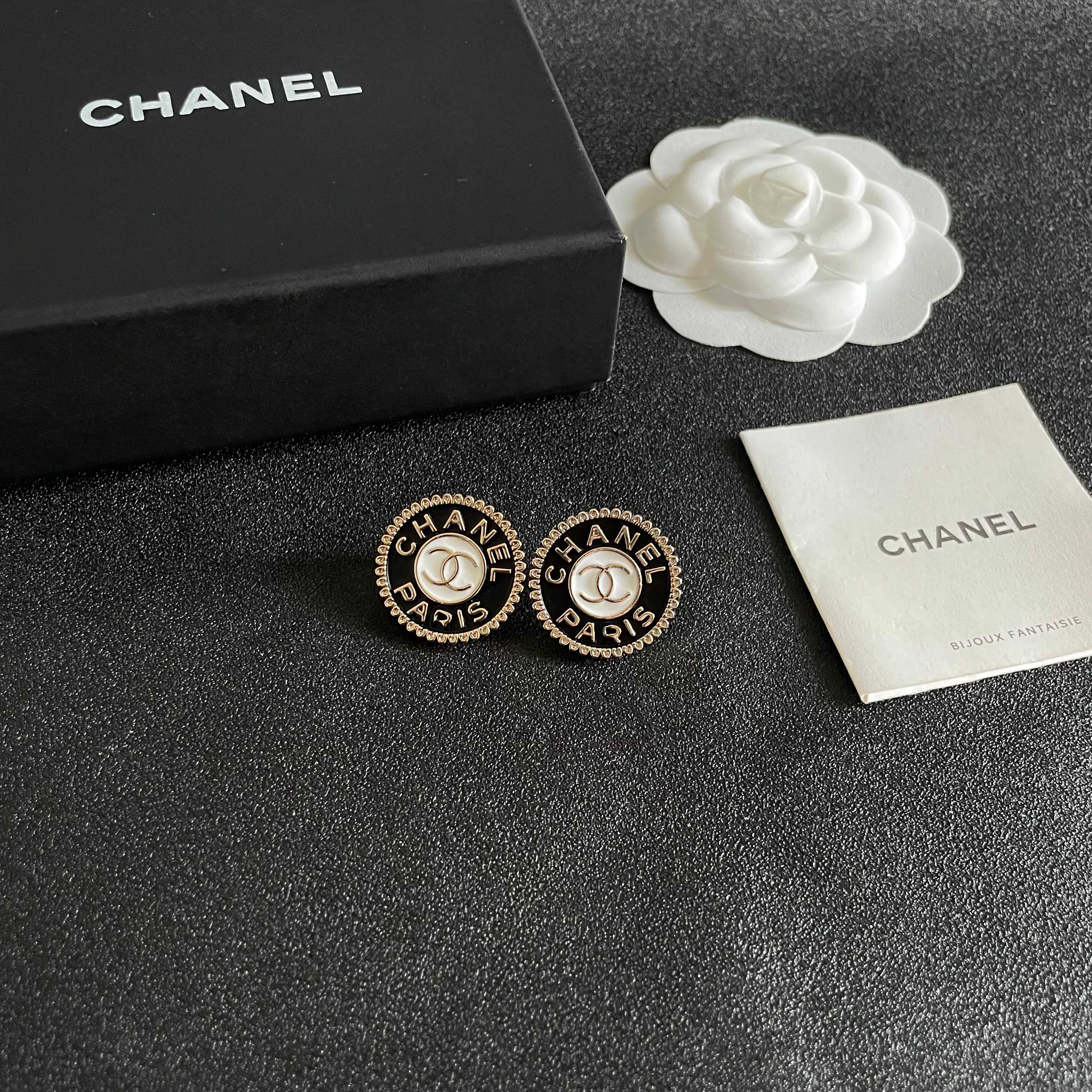  Chanel香奈儿 中古 字母 耳钉👀小香家的款式真心无需多介绍😘🎶每一款都超好看，精致大方，非常显气