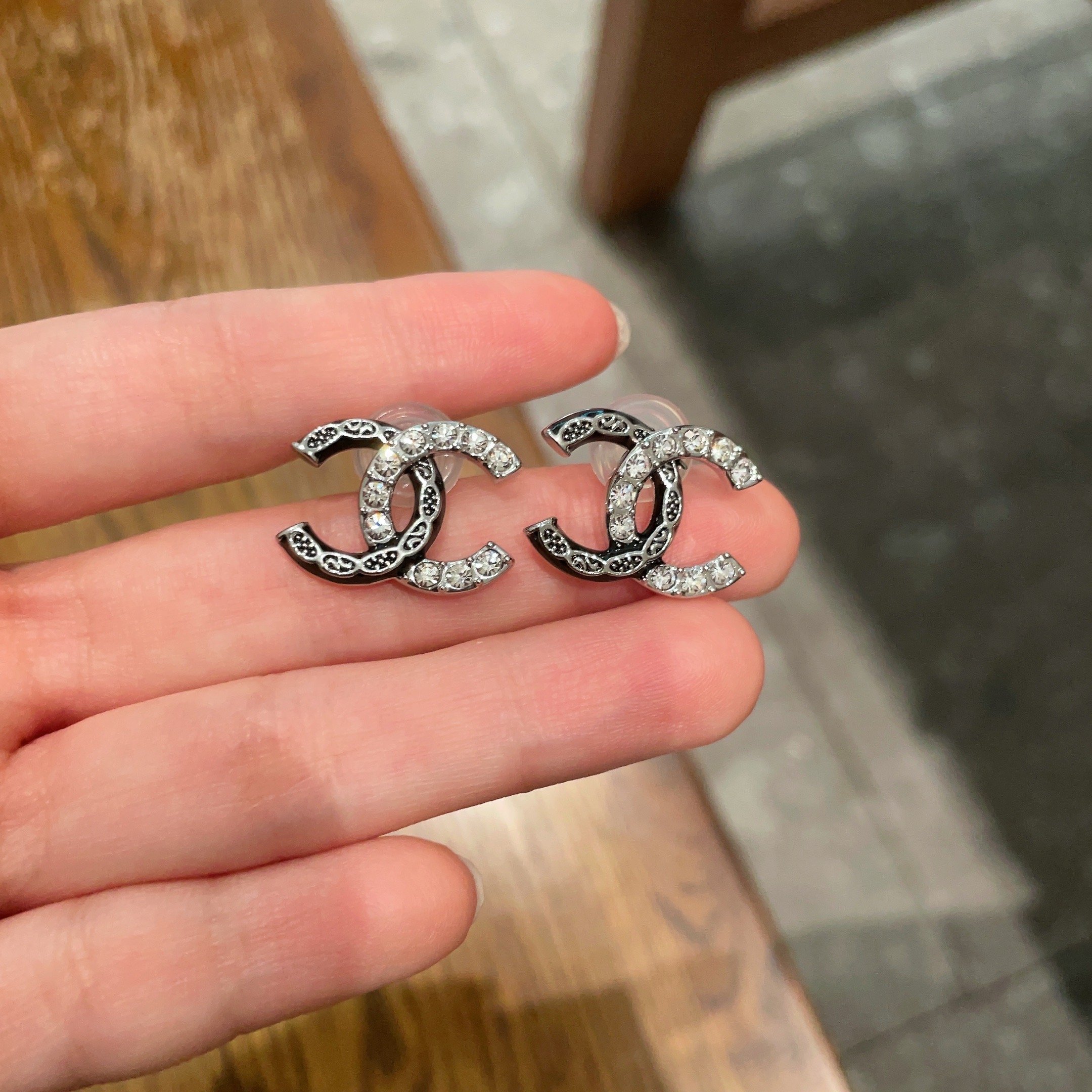  Chanel香奈儿 中古 字母 耳钉👀小香家的款式真心无需多介绍😘🎶每一款都超好看，精致大方，非常显气