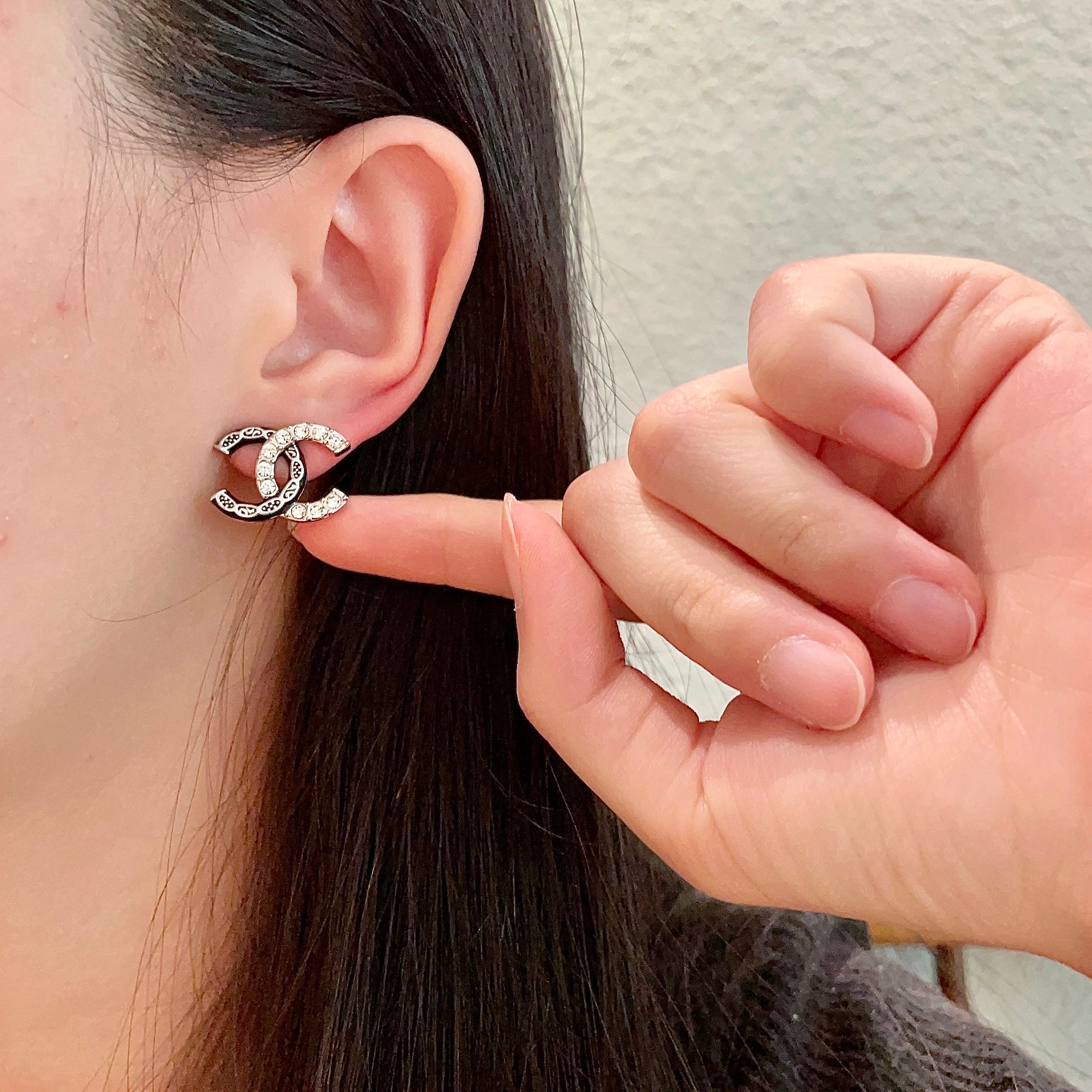  Chanel香奈儿 中古 字母 耳钉👀小香家的款式真心无需多介绍😘🎶每一款都超好看，精致大方，非常显气