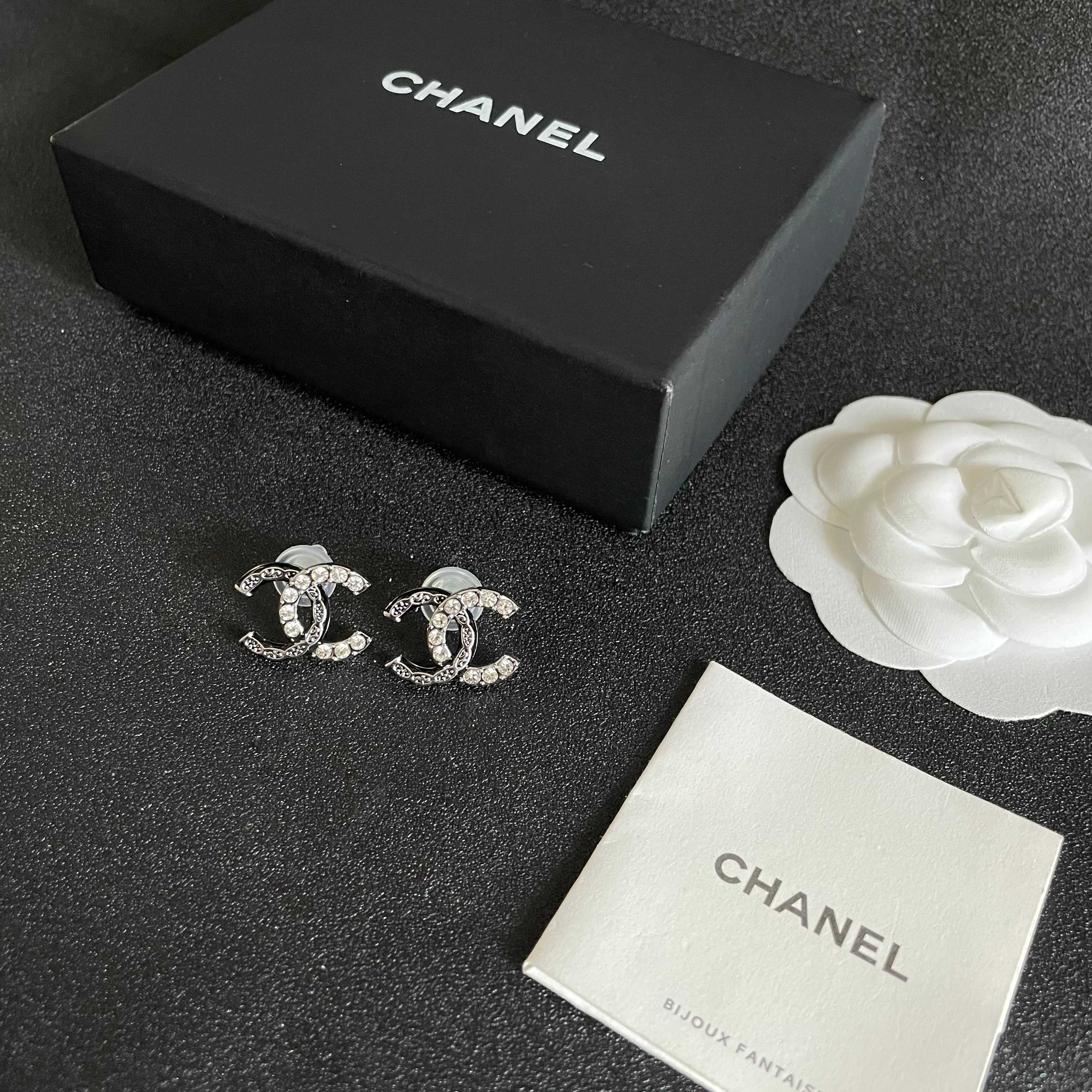  Chanel香奈儿 中古 字母 耳钉👀小香家的款式真心无需多介绍😘🎶每一款都超好看，精致大方，非常显气