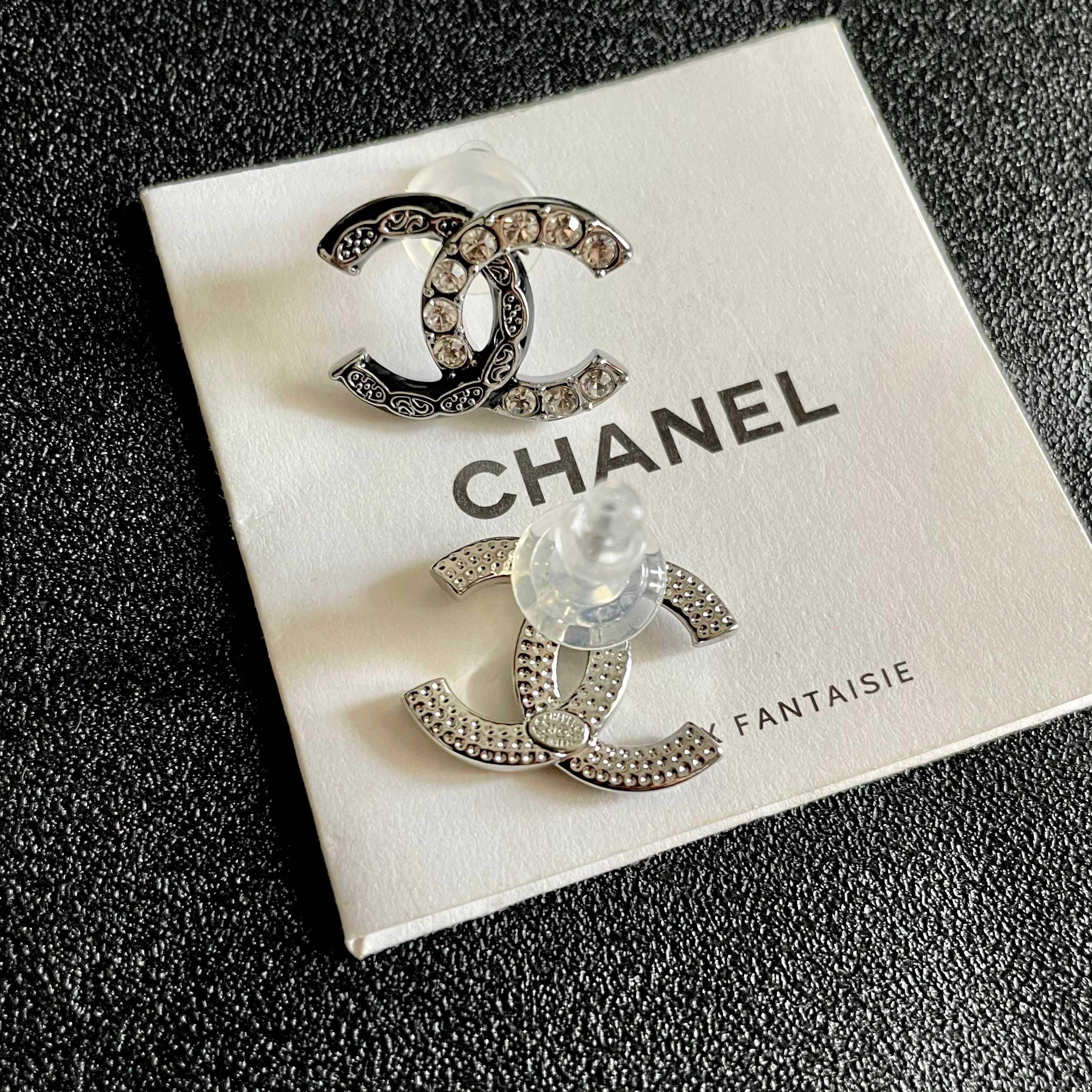  Chanel香奈儿 中古 字母 耳钉👀小香家的款式真心无需多介绍😘🎶每一款都超好看，精致大方，非常显气
