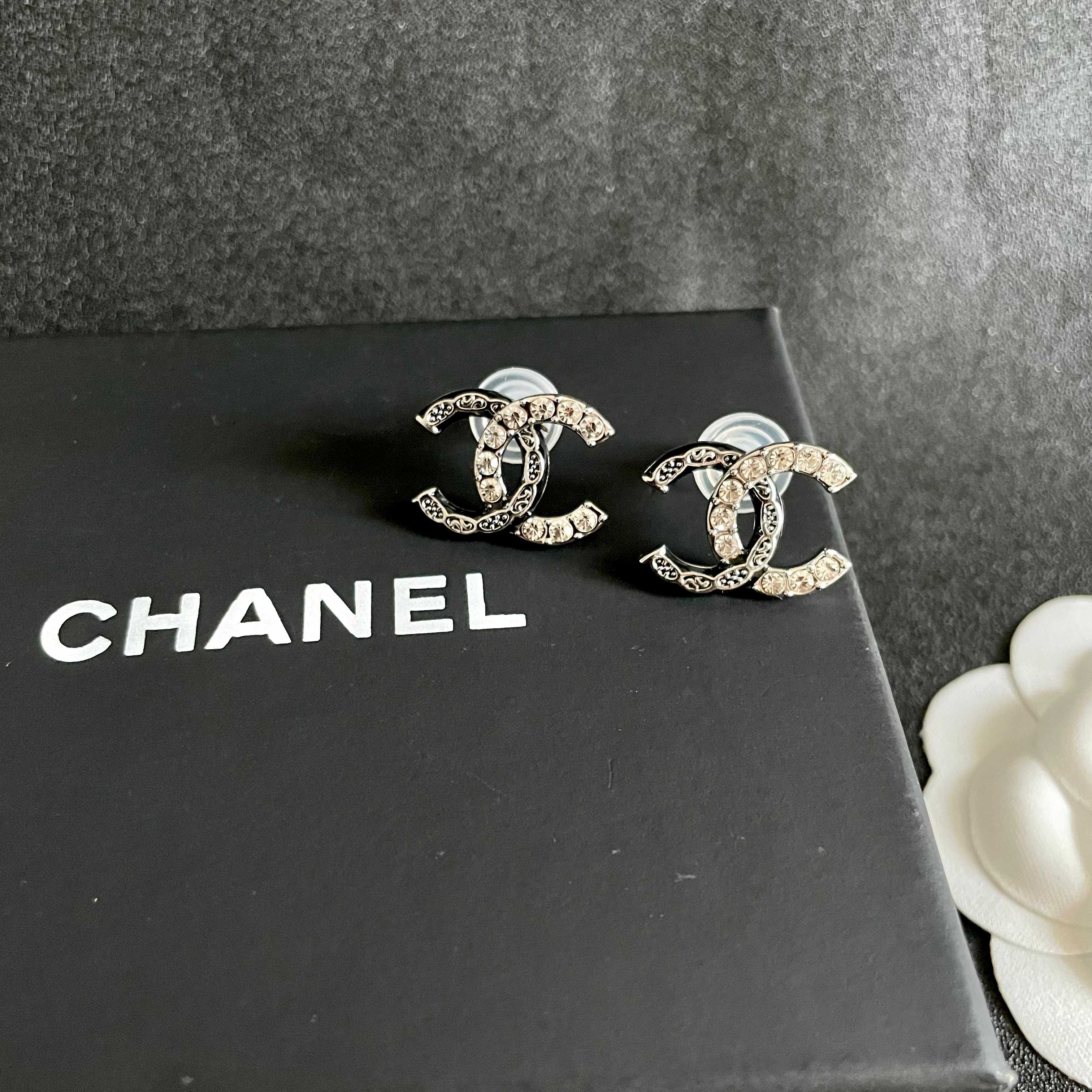  Chanel香奈儿 中古 字母 耳钉👀小香家的款式真心无需多介绍😘🎶每一款都超好看，精致大方，非常显气