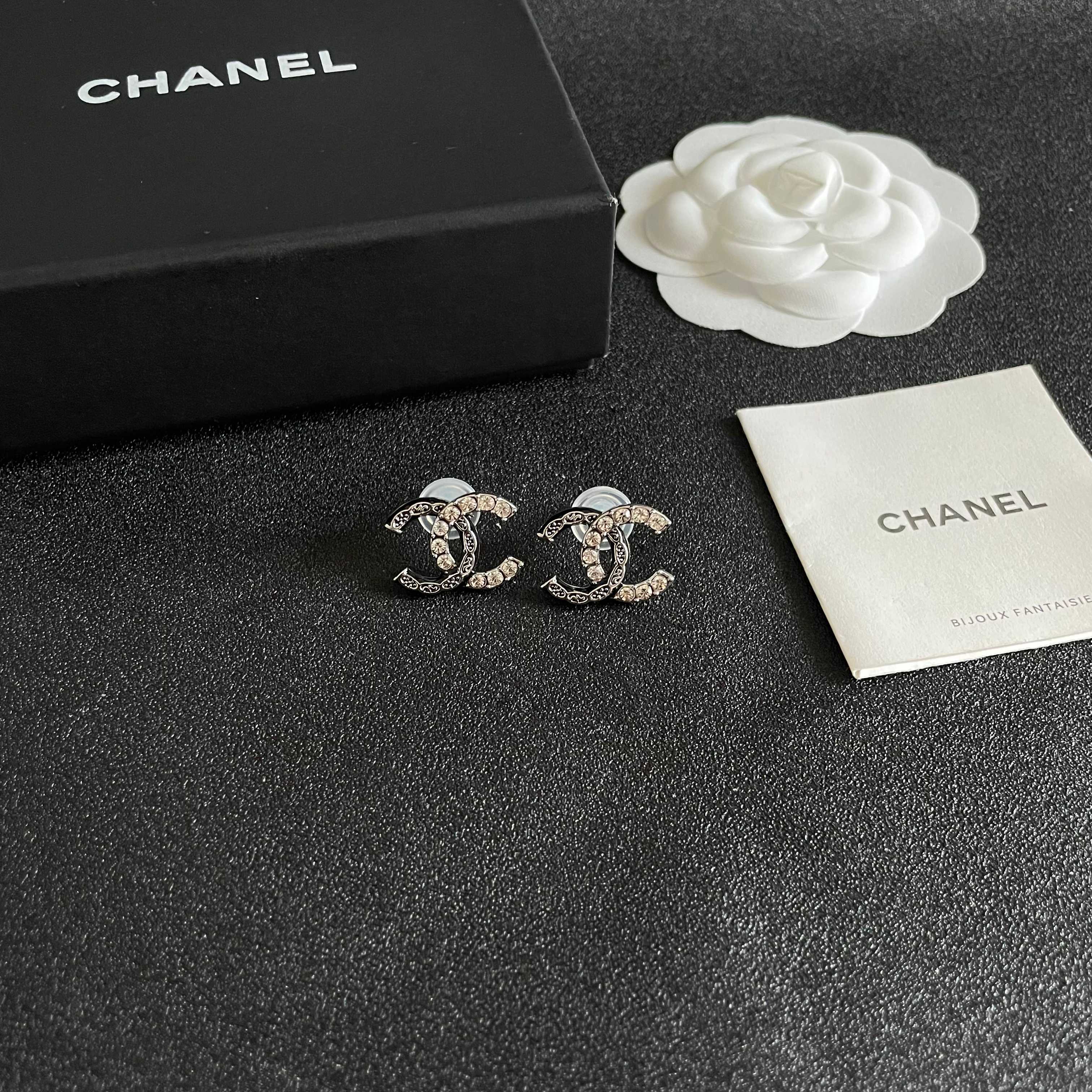  Chanel香奈儿 中古 字母 耳钉👀小香家的款式真心无需多介绍😘🎶每一款都超好看，精致大方，非常显气