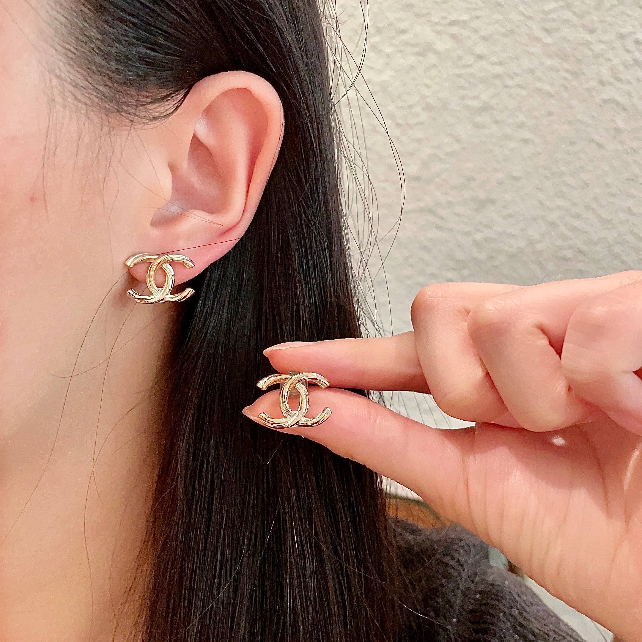  Chanel香奈儿 中古 字母 耳钉👀小香家的款式真心无需多介绍😘🎶每一款都超好看，精致大方，非常显气