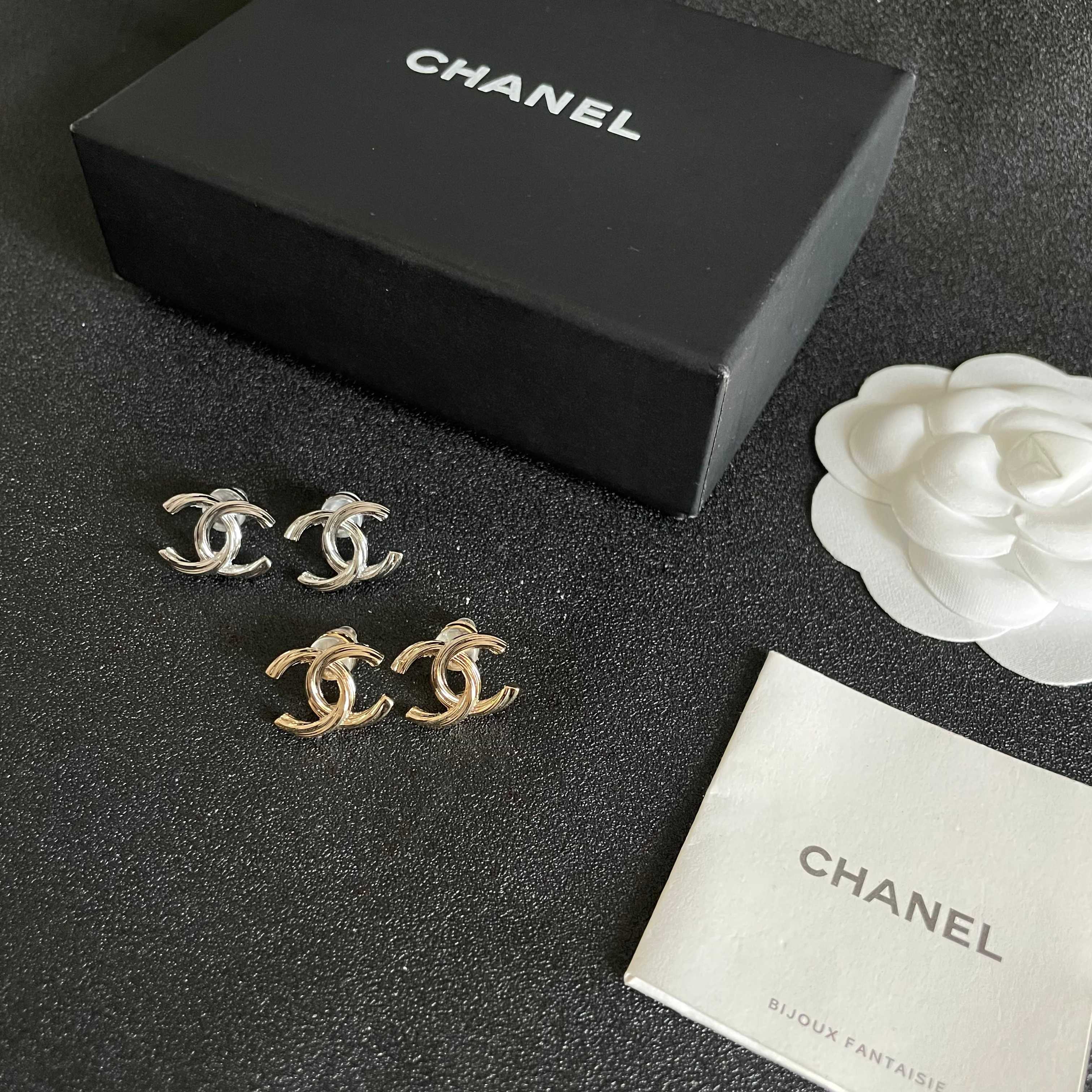  Chanel香奈儿 中古 字母 耳钉👀小香家的款式真心无需多介绍😘🎶每一款都超好看，精致大方，非常显气