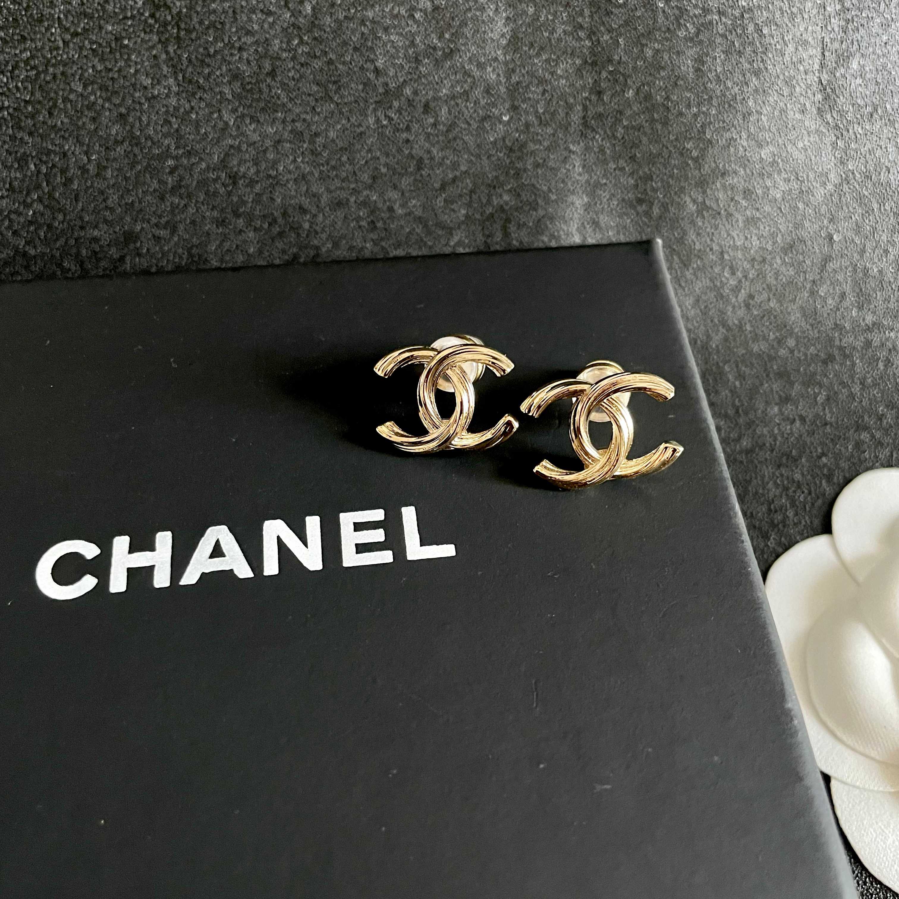  Chanel香奈儿 中古 字母 耳钉👀小香家的款式真心无需多介绍😘🎶每一款都超好看，精致大方，非常显气