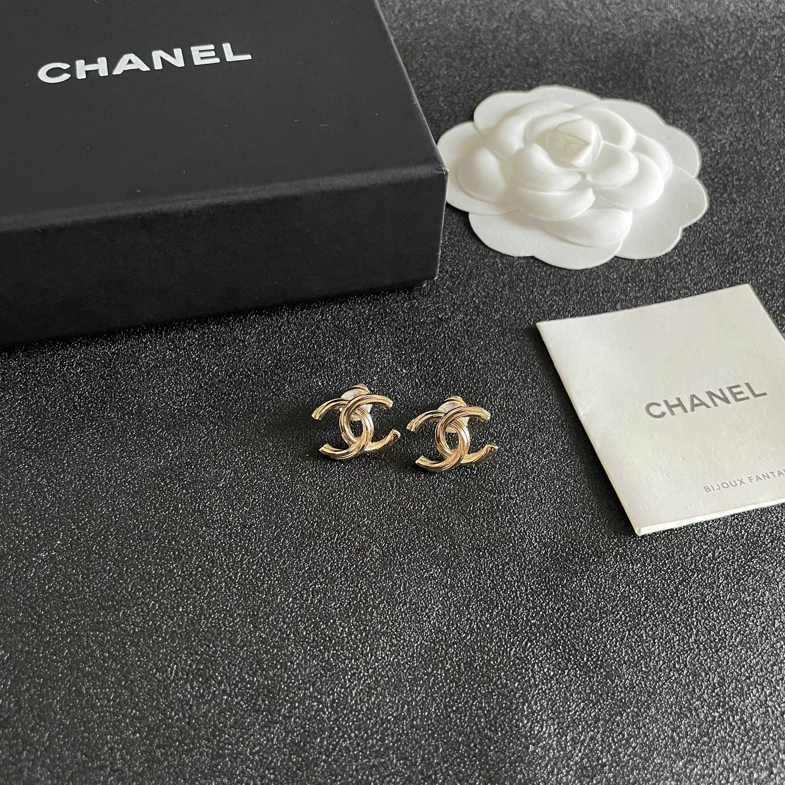  Chanel香奈儿 中古 字母 耳钉👀小香家的款式真心无需多介绍😘🎶每一款都超好看，精致大方，非常显气