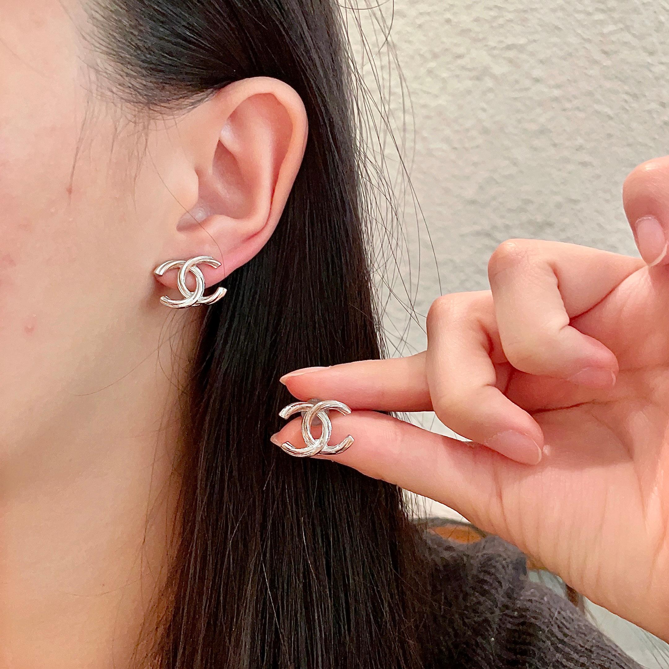  Chanel香奈儿 中古 字母 耳钉👀小香家的款式真心无需多介绍😘🎶每一款都超好看，精致大方，非常显气