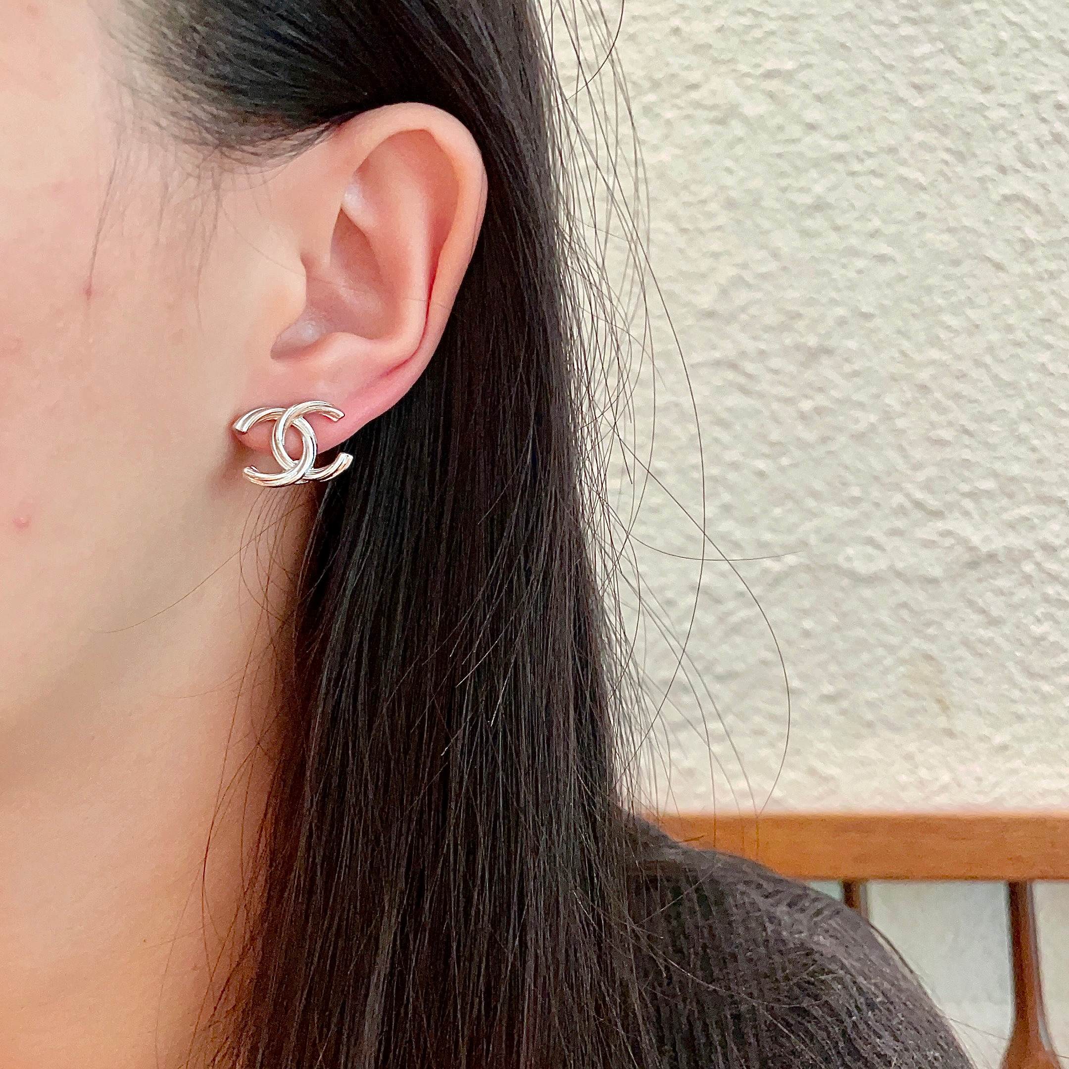  Chanel香奈儿 中古 字母 耳钉👀小香家的款式真心无需多介绍😘🎶每一款都超好看，精致大方，非常显气