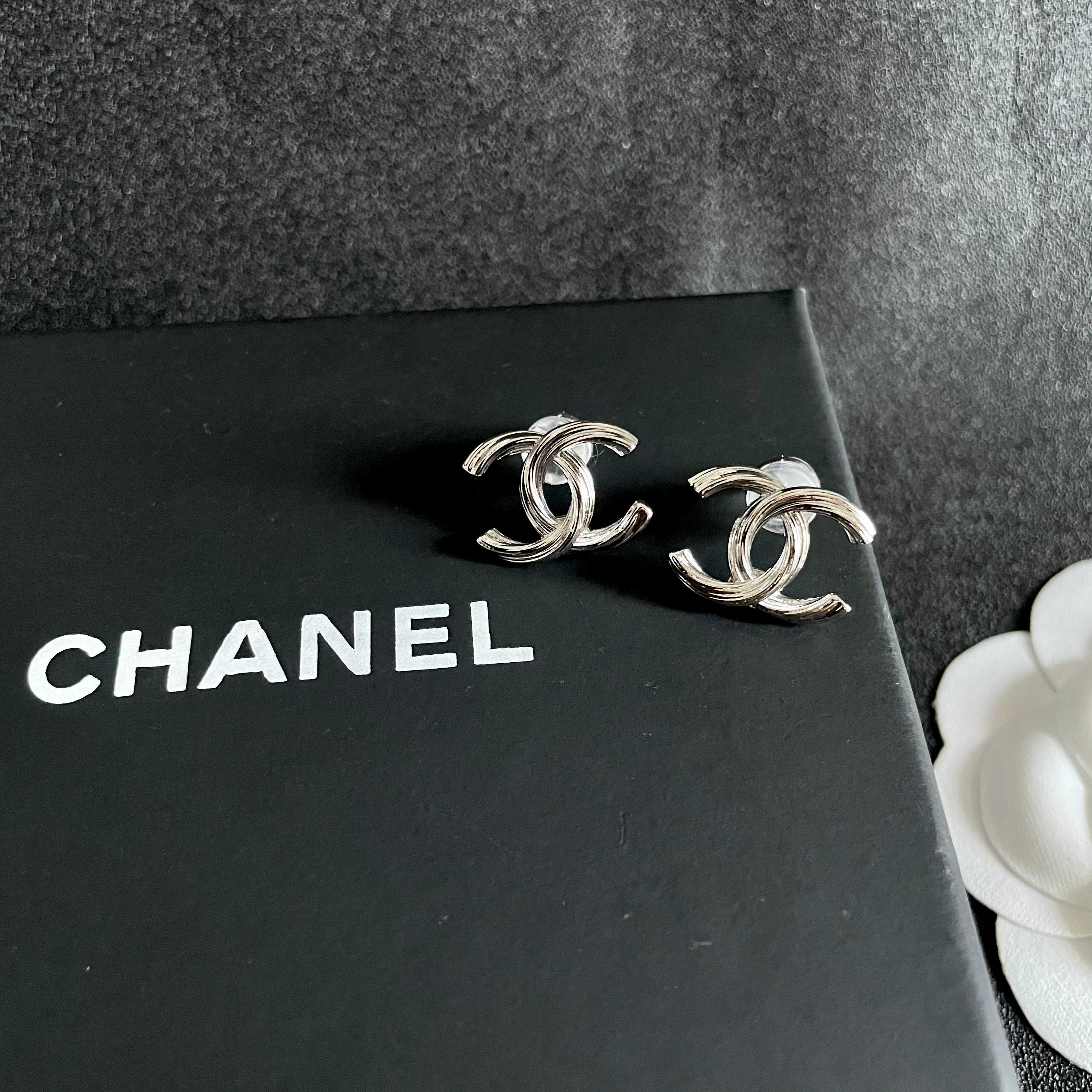  Chanel香奈儿 中古 字母 耳钉👀小香家的款式真心无需多介绍😘🎶每一款都超好看，精致大方，非常显气