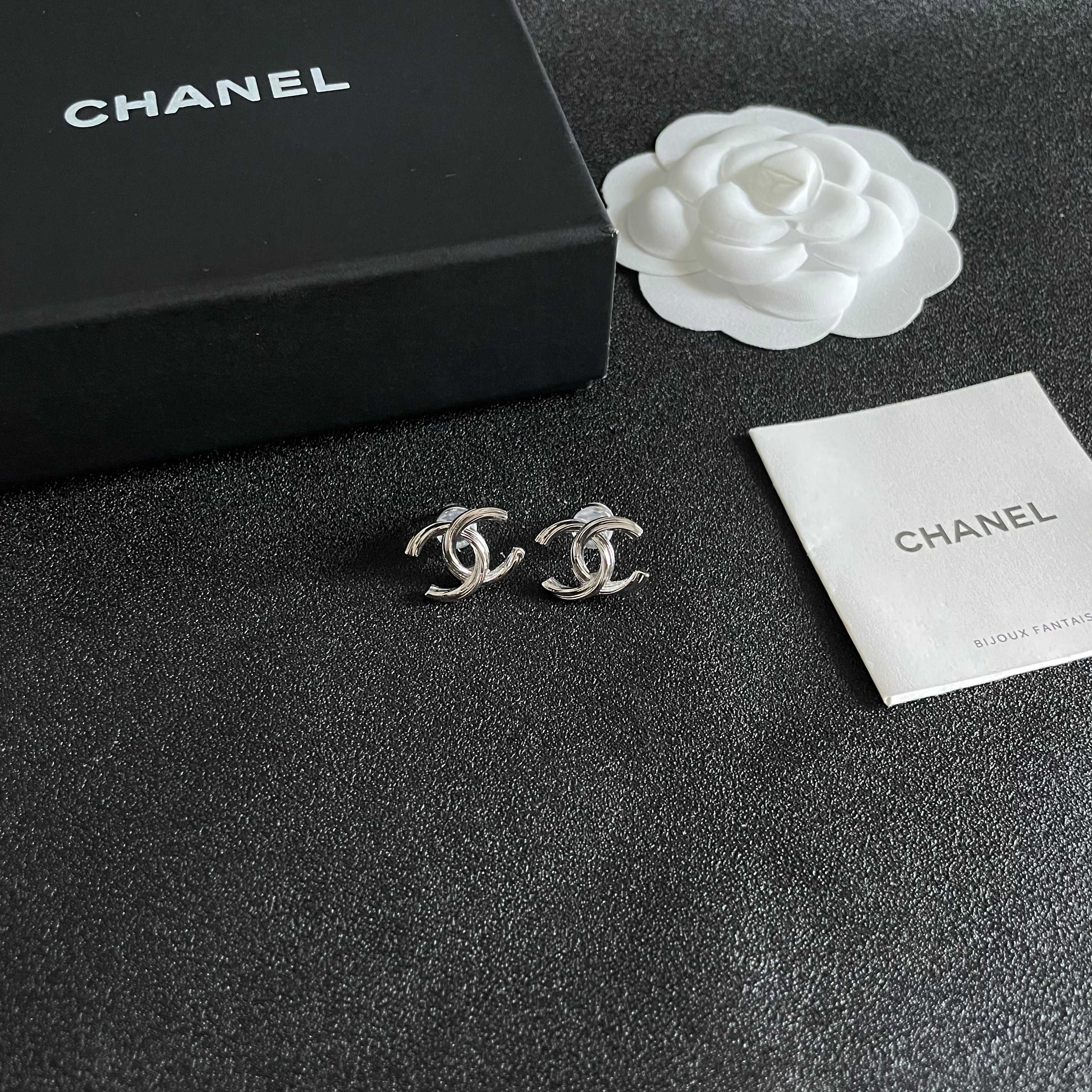  Chanel香奈儿 中古 字母 耳钉👀小香家的款式真心无需多介绍😘🎶每一款都超好看，精致大方，非常显气