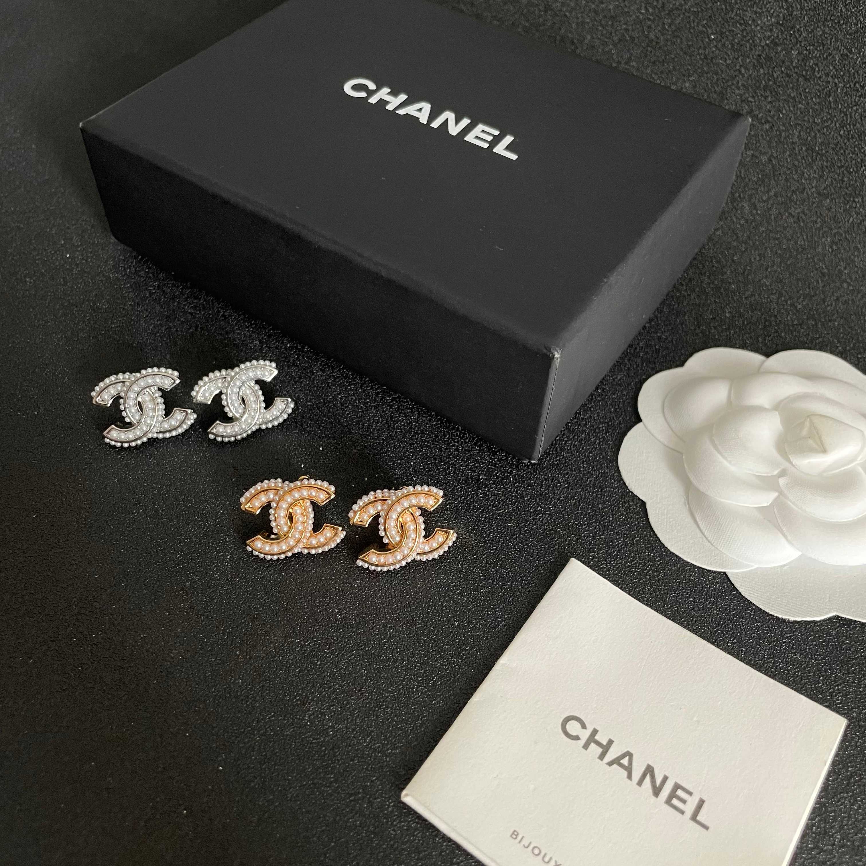 Chanel香奈儿 中古 字母 耳钉👀小香家的款式真心无需多介绍😘🎶每一款都超好看，精致大方，非常显气